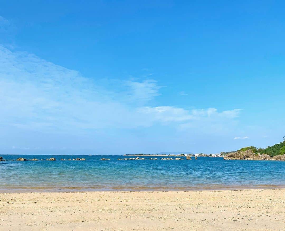 舞香さんのインスタグラム写真 - (舞香Instagram)「沖縄の海でいっぱい遊びました☀️  最後の写真は夕食代を賭けた本気の相撲のワンシーン(  ்́ꇴ ்̀)  大人になってもふざけあえる仲間がいることが幸せ♡  #沖縄旅行  #恩納村  #仲間  #たのしかった  #ビーチフォト  #沖縄の海  #プライベートビーチ  #おもしろい写真  #ビール女子」10月22日 15時56分 - maika.mahou