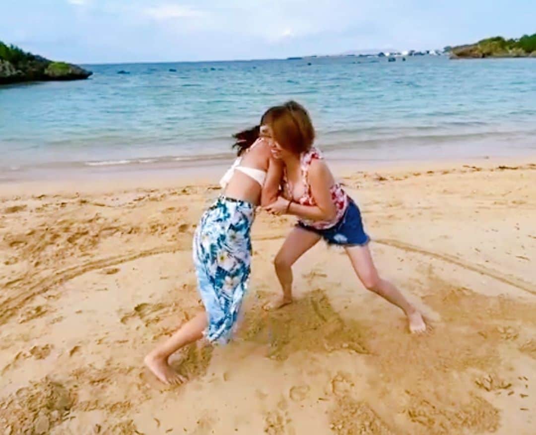 舞香さんのインスタグラム写真 - (舞香Instagram)「沖縄の海でいっぱい遊びました☀️  最後の写真は夕食代を賭けた本気の相撲のワンシーン(  ்́ꇴ ்̀)  大人になってもふざけあえる仲間がいることが幸せ♡  #沖縄旅行  #恩納村  #仲間  #たのしかった  #ビーチフォト  #沖縄の海  #プライベートビーチ  #おもしろい写真  #ビール女子」10月22日 15時56分 - maika.mahou