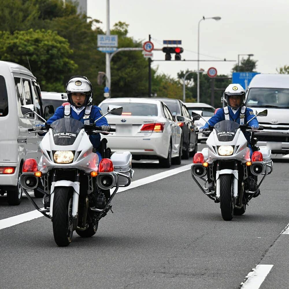 大阪府警察さんのインスタグラム写真 - (大阪府警察Instagram)「【夕暮れ時は早めのライト点灯を！】 令和2年10月19日(月)、大阪市中央区法円坂交差点において、交通事故防止啓発活動を行いました。 大阪府では、例年、年末にかけて交通死亡事故が多発する傾向にあることから、｢広報啓発強化期間｣を設定し、ドライバーや歩行者に｢早めのライト点灯｣｢反射材の活用｣を呼び掛けました。  ･夕暮れに 命を照らす 前照灯 ･薄暮だよ！全員点灯！！ ･照らされたら 照らし返す 反射材だ！！  #大阪府警察公式 #大阪府警察 #府警 #交通事故防止 #交通安全 #交通安全教育 #交通死亡事故 #広報啓発強化期間 #反射材 #ライト点灯 #早めの点灯 #年末 #命を守る #ドライバー #ドライブ #歩行者 #リフレクターウェア #薄暮 #秋 #冬 #白バイ」10月22日 15時56分 - fukei_koho