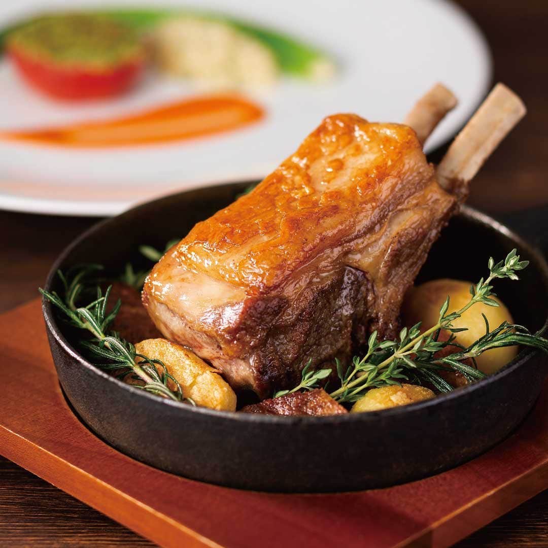 Imperialhotel_jp_帝国ホテル 公式さんのインスタグラム写真 - (Imperialhotel_jp_帝国ホテル 公式Instagram)「～ステーキ＆グリルフェア　肉の目利き「ブッチャー」シェフ厳選のリブロースを豪快に…！～ 今年も帝国ホテル 東京の「パークサイドダイナー」のステーキ＆グリルフェアが12月18日（金）まで開催中。肉汁したたる和牛のグリルバーガーは、炭焼きのバンズが香ばしい美味なひと皿。豪快な骨付きラム肉はグリルバーガーと同じくフェア最終日までご提供いたします。 また、600gの食べ応えあるリブロースステーキは、秋深まってからのお楽しみ。11月16日（月）から登場します。 お肉を食べて活力を。食欲の秋をパークサイドダイナーでどうぞ。   #imperialhoteljp #imperialhotel #imperialhoteltokyo #japan #tokyo #hibiya #ginza #parksidediner #travellermade #lhw #leadinghotelsoftheworld #LHWtraveler #帝国ホテル #帝国ホテル東京 #東京 #日比谷 #銀座 #パークサイドダイナー #ステーキ #帝國飯店 #帝國飯店東京 #日本 #임페리얼호텔 #임페리얼호텔도쿄 #일본 #도쿄」10月22日 15時56分 - imperialhotel_jp_official