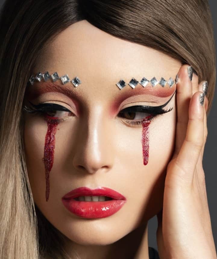 M·A·C Cosmetics Deutschlandさんのインスタグラム写真 - (M·A·C Cosmetics DeutschlandInstagram)「Es ist #MACSpookySeason und Halloween lauert bereits um die Ecke! ❤️ 👻 Ihr seid noch auf der Suche nach dem passenden Make-Up? Dann haben wir etwas für Euch! 😍 🖤  Wie wäre es denn mit einer virtuellen Halloween-Party mit unserer National Artist @luisasporkenbach und Global Senior Artist @angelo.rauseo, bei der Ihr alle zusammen dieses spooky Make-Up zaubert? 🔥  Schnapp Dir also Dein Make-Up Bestie und los geht's! Das virtuelle Halloween M·A·C Tech findet am 29.10. um 18 Uhr statt! 😘  Und so einfach kannst Du teilnehmen: 🔥 Shoppe bis spätestens Montag 26.10.2020 Produkte im Gesamtwert von mindestens 60 €  🔥 Verwende im Checkout den Code: MACTECH und sichere Dir ein GRATIS Cleanse Off Oil 150ml + Deine exklusive Einladung für die Teilnahme am Event!  Mehr Infos findest Du unter dem Link "Virtual M·A·C Tech" in unserer Bio! 🌸 #mactech #halloween #halloweenmactech #MACHalloween #MACHalloweenD」10月22日 16時04分 - maccosmeticsgermany