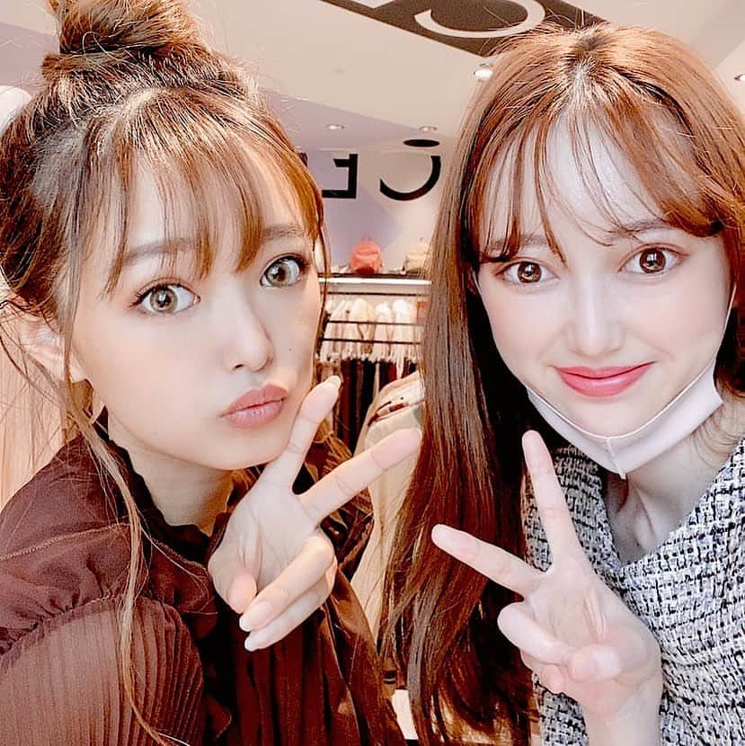村崎英絵のインスタグラム：「SNSでは6年くらい前から知っているけど 東京に来て会うのは2回目？🤔💗 今度はプライベートで遊ぼーね💕 可愛い可愛いぴっぴちゃん😍 中国語教えてほしい🥺💕 勝手にみくにゃんも入れてカフェ行こうね計画を立ててるよ笑😂💗 ㅤㅤㅤㅤㅤ ㅤㅤㅤㅤㅤ #可愛いをありがと #癒しの達人 #アップヘア #ヘアアレンジ #おだんごアレンジ #おだんごヘア #ブラウンメイク #メイク #秋メイク #チーク」