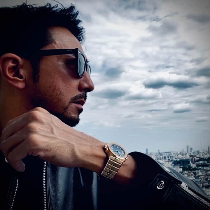 のインスタグラム：「ラグジュアリースポーツウォッチとして人気を博しているのがショパールの「アルパインイーグル」。“アルプスの鷲”と名付けられたモデルは、デザイン、ムーブメント、パーツ、ケース、ブレスレット、素材に至るまで製造から組み立てまで自社一貫で生産されています。そのコレクションのインターナショナルインフルエンサーキャンペーンで、この度、僕が考える動画や写真を製作しました。テーマは“東京の鷲”。先が見え難い大変な市況の中でも、時代の先を見据えスピード感を持って生き抜く鷲をイメージし表現しました。良かったらご覧になってください。 ____________________________________________________________ Since its inception, the Alpine Eagle has been gaining traction & popularity amongst so-called luxury sports watches. From its movement to the bracelet, everything is designed and manufactured in-house. I was given the opportunity to be a part of this collection by producing a video and photo for Chopard. Introducing, “The Tokyo Eagle”. In these difficult times, I’ve envisioned an eagle boldly flying & spreading its wings to survive everything that’s thrown his way. I hope you enjoy. ____________________________________________________________ Fashion & Life-style Director by Yoshimasa Hoshiba（Styleclinic）  Cinematographer by Kengo Yagawa   @chopard #chopardalpineagle #manwithavision @yoshimasa_hoshiba #yoshimasahoshiba #干場義雅 @forzastylecom #forzastyle」