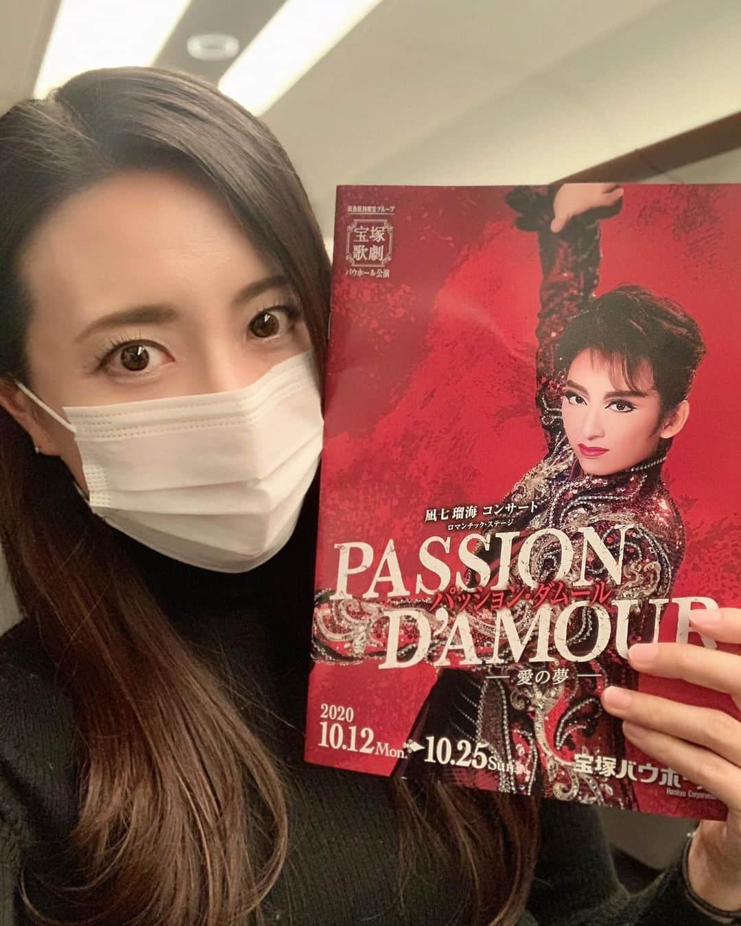 朝風れいさんのインスタグラム写真 - (朝風れいInstagram)「旅の目的はコレー！！！😍 ・ ・ パッション•ダムール✨✨ ・ ・ 〝the宝塚〟が濃縮された2時間は、あっという間過ぎて…😭 凪七さんにしか出来ない、本当に凪七さんらしいコンサートでした🥺✨ ・ ・ 雪組のみんな、一人一人にも沢山見せ場があって💚 毎回思う…目が足りないと…😅 そんな皆の凪七さんへの信頼や尊敬と、大好きっていう強い気持ちが、観ているこちらまで伝わってくる、本当にいい舞台だったなぁ*ˊᵕˋ*  ・ ・ ・ …と言いつつ、私が一番好きって自信ある🤭（張り合うな✋笑） ・ ・ ・ #だって #分担さん #なんだもん #宝塚 #宝塚バウホール #パッションダムール #passiondamour #凪七瑠海 さん　#カチャさん ・ ・ ばったり舞ちゃんとも会えて、沢山喋れた（๑⃙⃘ˊ꒳​ˋ๑⃙⃘）  久しぶりに会えて嬉しかったー❤︎ ・ ・ ・ #夢乃花舞 ちゃん」10月22日 16時09分 - rei.wd