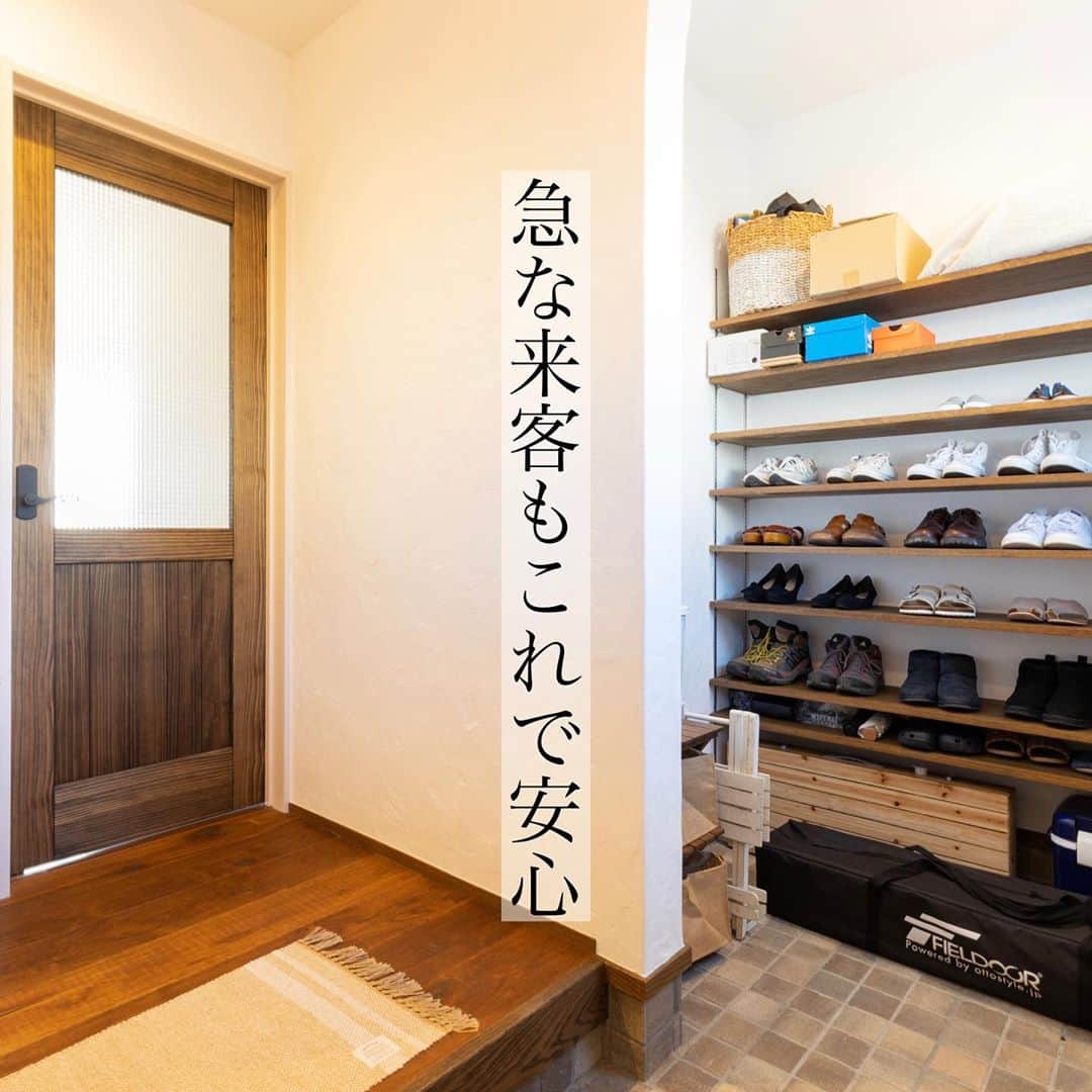 homelife 夢を叶える暮らし方のインスタグラム：「【大容量ウォークインクローゼット】 . . 十分なスペースを確保したウォークインクローゼット✨ 一箇所あるだけで、一気にお部屋がスッキリします！  急な来客があった時に、玄関に靴がごちゃごちゃに広がっているということが無くなりますね♫  . こちらのお家はアーキホームライフのお施主様邸の施工写真です。 その他の施工写真は、 @homelife_gallery のURLからご覧いただけます。 . 家づくりの資料請求はコチラから @homelife_shiryou . . #ウォークインクローゼット #収納 #クローゼット ＃収納術 ＃ウッド調 #収納上手 #服好き #おしゃれ #こだわり #モダン #あこがれ #家族 ＃家族団らん ＃ペンダイトライト #マイホーム計画 #ローコスト住宅 #マイホーム #夢のマイホーム #間取り #シンプルな暮らし #暮らしを楽しむ #注文住宅 #自由設計 #デザイン住宅 #リノベ #リフォーム #ベランピング #グランピング #homelife_京都 #homelife_大阪 #homelife_兵庫 #ホームライフ #ホームライフ100 #アーキホームライフ」