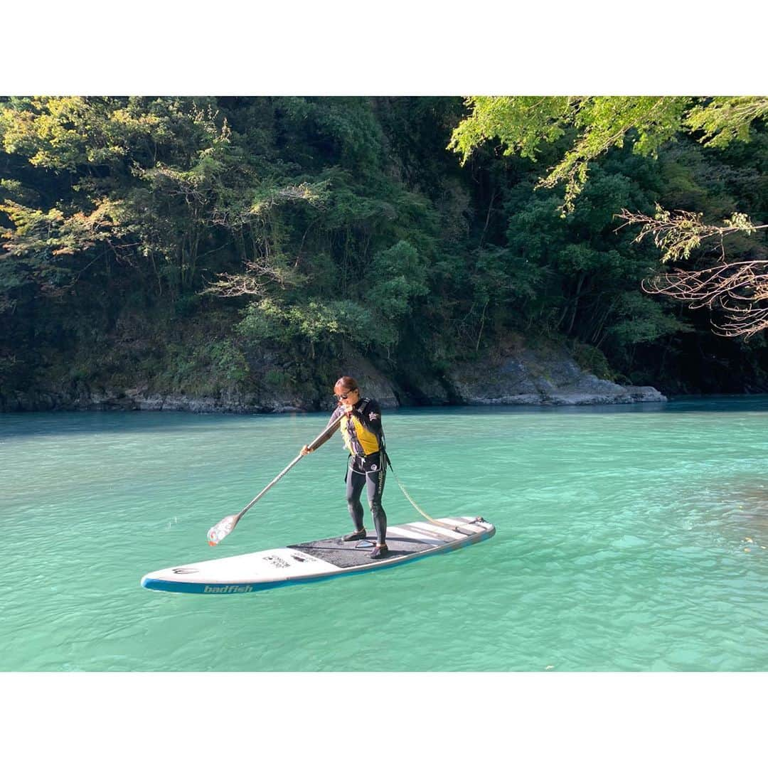 有村智恵さんのインスタグラム写真 - (有村智恵Instagram)「先日、 ハネタク君 @takuya_haneda に紹介してもらい、湖でのSUPを体験してきました😊 少し紅葉が始まった緑に囲まれた中で自然を存分に感じながら身体を動かす事ができて、とても良いトレーニング&リフレッシュになりました🥰  カヌーの競技の方々から色んなお話を聞かせて頂くことも出来て、とても有意義な時間でした☺️ また季節によって景色の見え方が違うみたいなので、是非違う季節にも行きたいなー！  ハネタク君素敵なところを紹介してくれてありがとうー！  #２枚目は寝そべって流れに身を任せてる図 #３枚目は私が講義してるみたいになってるけど #実際はプロの皆さんから色んなお話を聞かせてもらってるとき #水の上で寝てみたり #喋ってみたりお茶飲んでみたり #すごく気持ちの良い時間でした #ありがとうございました😊」10月22日 16時19分 - chiearimura