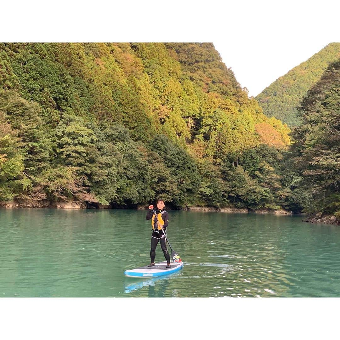 有村智恵さんのインスタグラム写真 - (有村智恵Instagram)「先日、 ハネタク君 @takuya_haneda に紹介してもらい、湖でのSUPを体験してきました😊 少し紅葉が始まった緑に囲まれた中で自然を存分に感じながら身体を動かす事ができて、とても良いトレーニング&リフレッシュになりました🥰  カヌーの競技の方々から色んなお話を聞かせて頂くことも出来て、とても有意義な時間でした☺️ また季節によって景色の見え方が違うみたいなので、是非違う季節にも行きたいなー！  ハネタク君素敵なところを紹介してくれてありがとうー！  #２枚目は寝そべって流れに身を任せてる図 #３枚目は私が講義してるみたいになってるけど #実際はプロの皆さんから色んなお話を聞かせてもらってるとき #水の上で寝てみたり #喋ってみたりお茶飲んでみたり #すごく気持ちの良い時間でした #ありがとうございました😊」10月22日 16時19分 - chiearimura