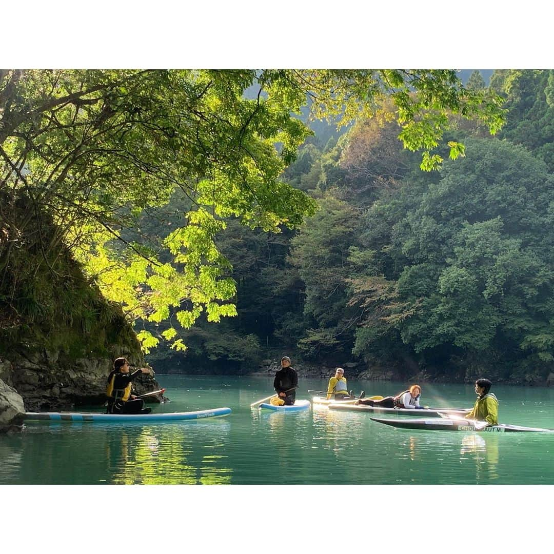 有村智恵さんのインスタグラム写真 - (有村智恵Instagram)「先日、 ハネタク君 @takuya_haneda に紹介してもらい、湖でのSUPを体験してきました😊 少し紅葉が始まった緑に囲まれた中で自然を存分に感じながら身体を動かす事ができて、とても良いトレーニング&リフレッシュになりました🥰  カヌーの競技の方々から色んなお話を聞かせて頂くことも出来て、とても有意義な時間でした☺️ また季節によって景色の見え方が違うみたいなので、是非違う季節にも行きたいなー！  ハネタク君素敵なところを紹介してくれてありがとうー！  #２枚目は寝そべって流れに身を任せてる図 #３枚目は私が講義してるみたいになってるけど #実際はプロの皆さんから色んなお話を聞かせてもらってるとき #水の上で寝てみたり #喋ってみたりお茶飲んでみたり #すごく気持ちの良い時間でした #ありがとうございました😊」10月22日 16時19分 - chiearimura