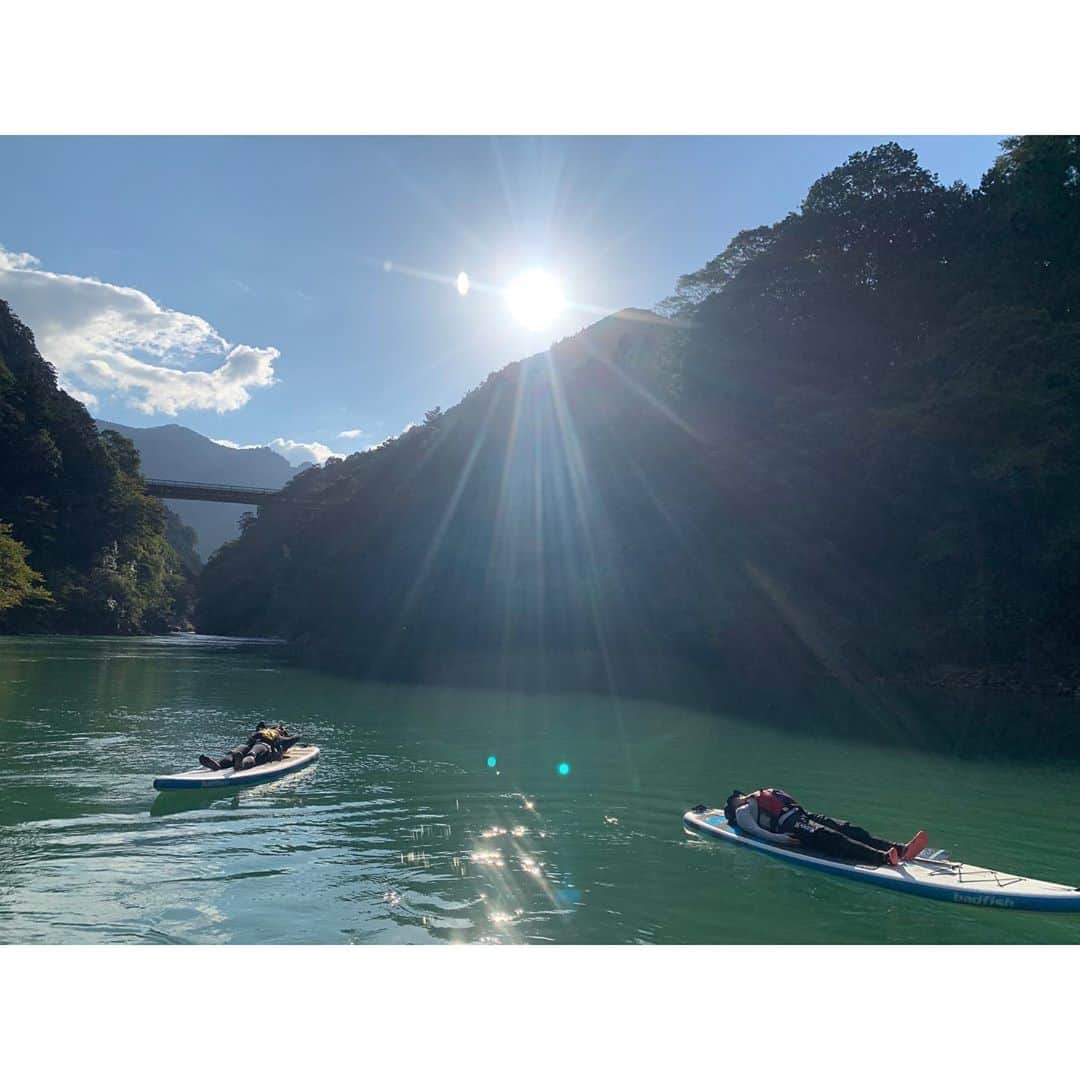 有村智恵さんのインスタグラム写真 - (有村智恵Instagram)「先日、 ハネタク君 @takuya_haneda に紹介してもらい、湖でのSUPを体験してきました😊 少し紅葉が始まった緑に囲まれた中で自然を存分に感じながら身体を動かす事ができて、とても良いトレーニング&リフレッシュになりました🥰  カヌーの競技の方々から色んなお話を聞かせて頂くことも出来て、とても有意義な時間でした☺️ また季節によって景色の見え方が違うみたいなので、是非違う季節にも行きたいなー！  ハネタク君素敵なところを紹介してくれてありがとうー！  #２枚目は寝そべって流れに身を任せてる図 #３枚目は私が講義してるみたいになってるけど #実際はプロの皆さんから色んなお話を聞かせてもらってるとき #水の上で寝てみたり #喋ってみたりお茶飲んでみたり #すごく気持ちの良い時間でした #ありがとうございました😊」10月22日 16時19分 - chiearimura