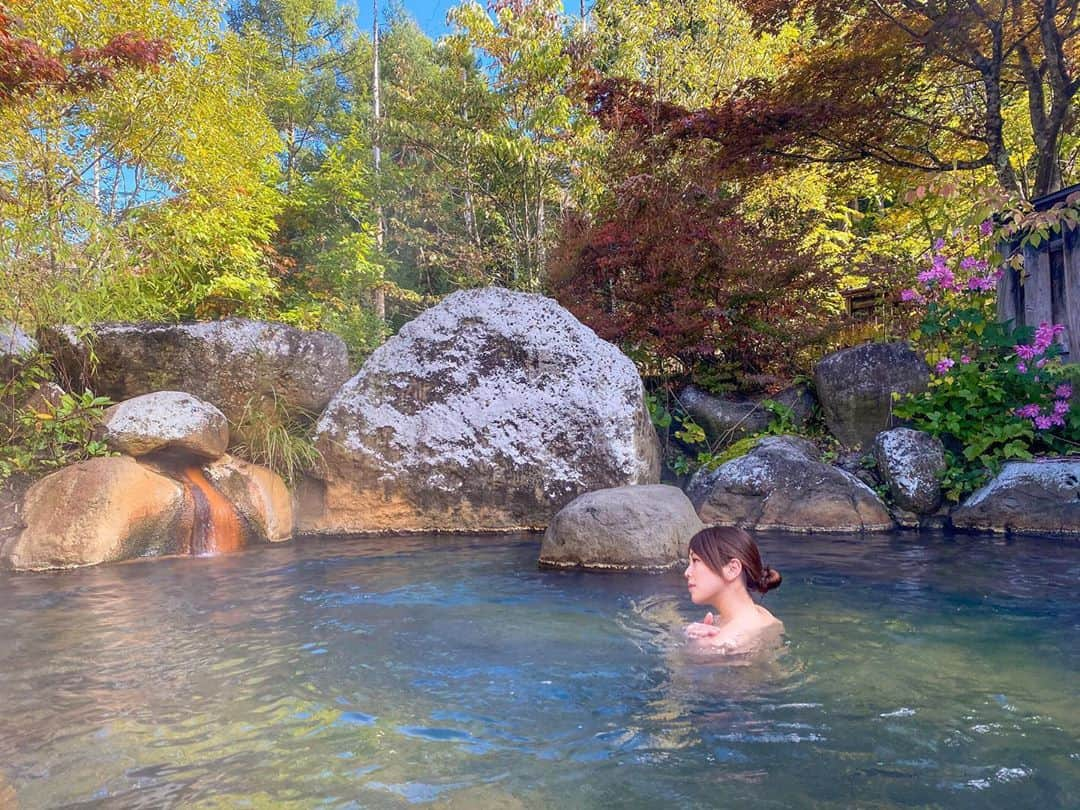 北出恭子さんのインスタグラム写真 - (北出恭子Instagram)「・ ・ 【ONSEN・ガストロノミーウォーキングin平湯温泉♨️🚶‍♀️】  @onsengastronomytourism ﻿ ﻿ 岐阜県 #奥飛騨温泉郷 #平湯温泉 で、自然と温泉を満喫してきました😍﻿ 岐阜県にある平湯温泉は、湯量がとにかく豊富なので、#源泉かけ流し の良質な温泉ばかり💓﻿ ﻿ 泉質のバリエーションも豊富で個性的な温泉が多いので、温泉の色や香りや浴感などの違いを五感で楽しむことができる素晴らしい温泉地です♨️‼️﻿  平湯温泉『御湯印めぐり』がスタートしたので、湯巡りもお得に楽しめるようになりましたよ♨️✨╰(*´︶`*)╯♡ https://hirayuonsen.goyuin.net   #ひらゆの森 を出発し自然探勝路を進み、天然記念物の平湯大ネズコ や、#平湯大滝 でマイナスイオンを浴びたりと、みんなでワイワイ仲良く話しながらの10キロのウォーキング🎵⛰🚶‍♀️﻿ ﻿ 地元のおいしいグルメとお酒も大満喫✨🍖🍄🍕🍺🍶﻿ ﻿ 蕗、蕨、ころ芋🥔﻿ 白真弓の甘酒🍶﻿ #飛騨牛 串焼き 🐂﻿ 漬け物ステーキ🥬﻿ はんたい玉子🥚﻿ 山椒ピザ🍕﻿ けいちゃん唐揚げ﻿ ﻿ 結びに、#平湯神社 で願いごとを✨🙏⛩﻿ ﻿ #上高地 でのハイキング🍁👟﻿ #星空ウォッチング🌌⭐️﻿ も楽しかったなぁ〜❣️😆﻿ ﻿ #onsenガストロノミーウォーキング﻿ #onsenガストロノミーツーリズム #hirayuonsen ﻿#中部山岳国立公園 #温泉 #北出恭子 #influencer #ONSENアンバサダー #onsen #﻿紅葉 #kitadekyoko #温泉専門家 #温泉インフルエンサー #温泉家 #温泉巡り #温泉旅行 #旅 #温泉女子 #溫泉 #온천 #hotsprings」10月22日 16時14分 - onsen.expert_kitadekyoko