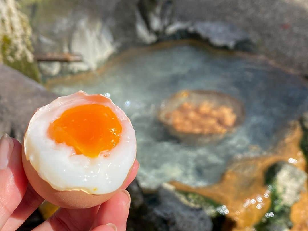 北出恭子さんのインスタグラム写真 - (北出恭子Instagram)「・ ・ 【ONSEN・ガストロノミーウォーキングin平湯温泉♨️🚶‍♀️】  @onsengastronomytourism ﻿ ﻿ 岐阜県 #奥飛騨温泉郷 #平湯温泉 で、自然と温泉を満喫してきました😍﻿ 岐阜県にある平湯温泉は、湯量がとにかく豊富なので、#源泉かけ流し の良質な温泉ばかり💓﻿ ﻿ 泉質のバリエーションも豊富で個性的な温泉が多いので、温泉の色や香りや浴感などの違いを五感で楽しむことができる素晴らしい温泉地です♨️‼️﻿  平湯温泉『御湯印めぐり』がスタートしたので、湯巡りもお得に楽しめるようになりましたよ♨️✨╰(*´︶`*)╯♡ https://hirayuonsen.goyuin.net   #ひらゆの森 を出発し自然探勝路を進み、天然記念物の平湯大ネズコ や、#平湯大滝 でマイナスイオンを浴びたりと、みんなでワイワイ仲良く話しながらの10キロのウォーキング🎵⛰🚶‍♀️﻿ ﻿ 地元のおいしいグルメとお酒も大満喫✨🍖🍄🍕🍺🍶﻿ ﻿ 蕗、蕨、ころ芋🥔﻿ 白真弓の甘酒🍶﻿ #飛騨牛 串焼き 🐂﻿ 漬け物ステーキ🥬﻿ はんたい玉子🥚﻿ 山椒ピザ🍕﻿ けいちゃん唐揚げ﻿ ﻿ 結びに、#平湯神社 で願いごとを✨🙏⛩﻿ ﻿ #上高地 でのハイキング🍁👟﻿ #星空ウォッチング🌌⭐️﻿ も楽しかったなぁ〜❣️😆﻿ ﻿ #onsenガストロノミーウォーキング﻿ #onsenガストロノミーツーリズム #hirayuonsen ﻿#中部山岳国立公園 #温泉 #北出恭子 #influencer #ONSENアンバサダー #onsen #﻿紅葉 #kitadekyoko #温泉専門家 #温泉インフルエンサー #温泉家 #温泉巡り #温泉旅行 #旅 #温泉女子 #溫泉 #온천 #hotsprings」10月22日 16時14分 - onsen.expert_kitadekyoko