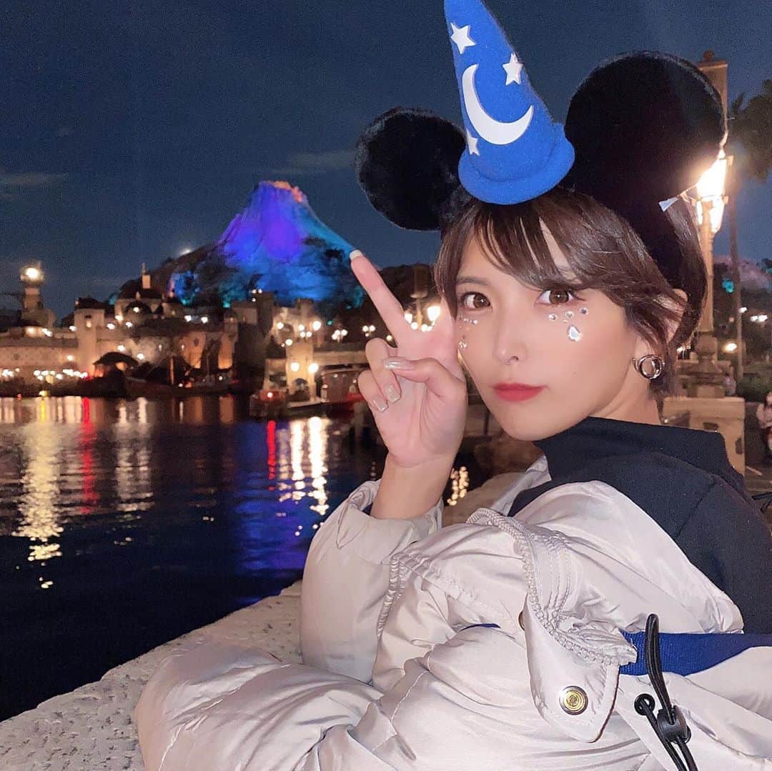 ききまるさんのインスタグラム写真 - (ききまるInstagram)「夜景♡ . .  #ディズニーランド #ディズニーカチューシャ #ディズニーコーデ #ディズニーシー #ディズニーリゾート #でぃずにーしー #ででにー　#夢の国 #夢の国🐭 #ストーンメイク #ストーン　#キラキラメイク　#黒髪ショート #ショートヘア #ショートカット #ショートスタイル」10月22日 16時15分 - kikigram_97