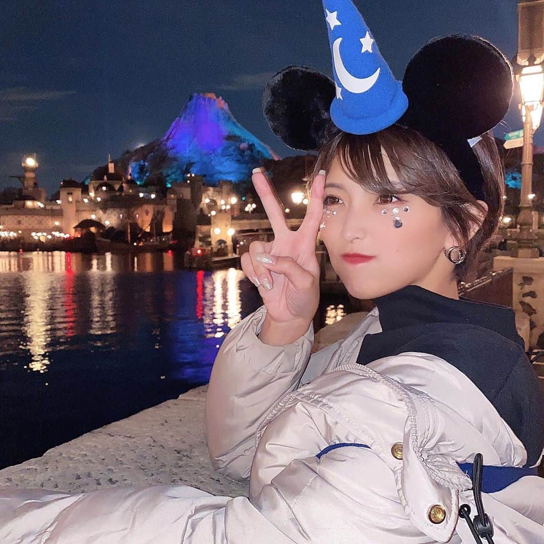 のインスタグラム：「夜景♡ . .  #ディズニーランド #ディズニーカチューシャ #ディズニーコーデ #ディズニーシー #ディズニーリゾート #でぃずにーしー #ででにー　#夢の国 #夢の国🐭 #ストーンメイク #ストーン　#キラキラメイク　#黒髪ショート #ショートヘア #ショートカット #ショートスタイル」