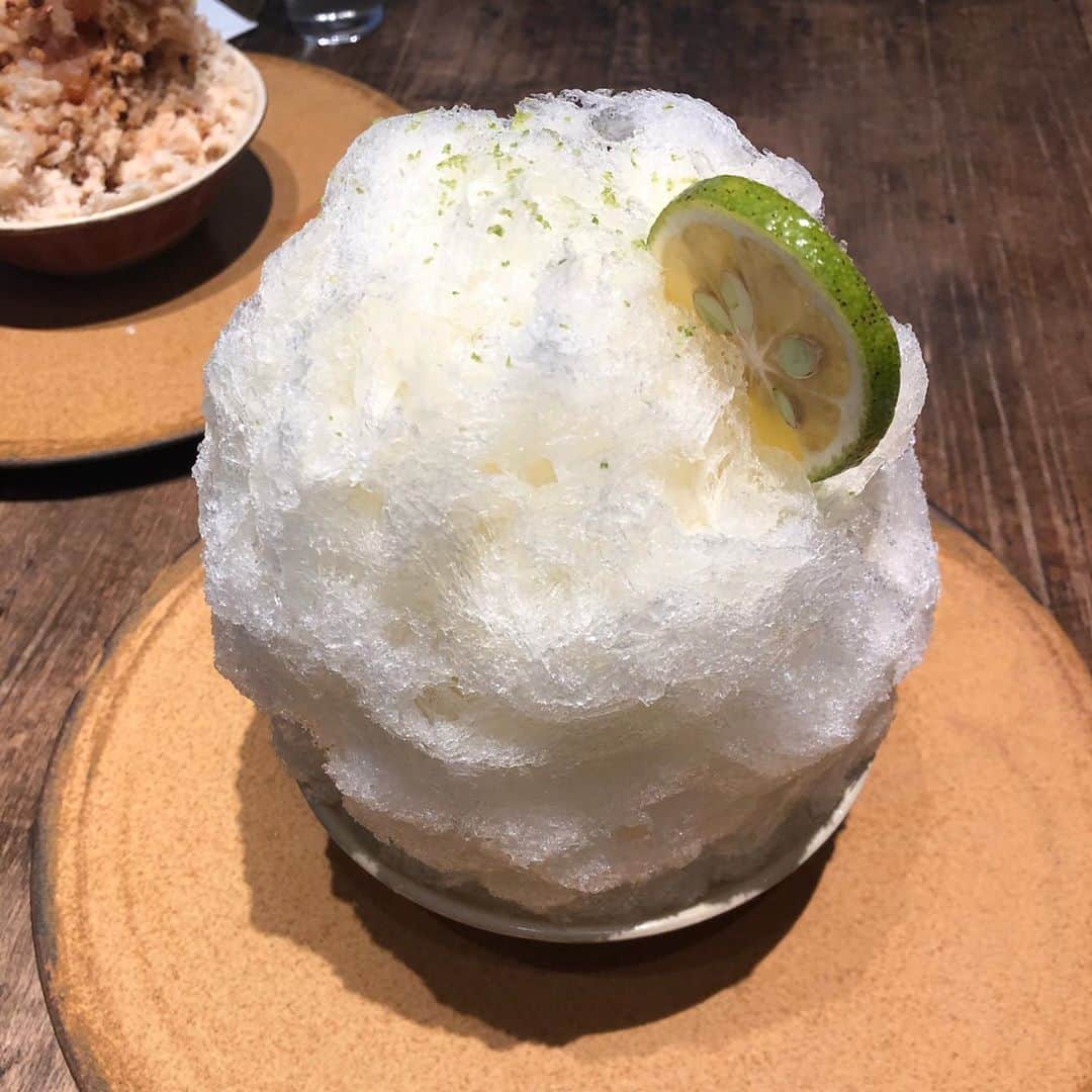関根祥子のインスタグラム：「こないだ初めてこーゆーお洒落なカキ氷を食べた🍐 衝撃的に美味しくてカキ氷の概念変わりました。。。  🥺🤍」