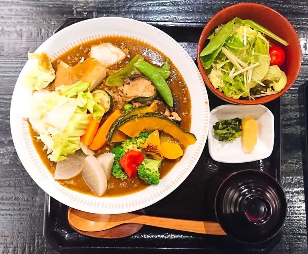 関西LIFE－homelife－のインスタグラム：「【兵庫県・三木】 スパでゆっくりした後は【地場旬彩 美嚢舎】 . ネスタリゾート神戸の中にあるスパ「延羽の湯 閑雅山荘」内のレストランです♪ 私がいただいたカレーは、野菜がたっぷり入っているのでボリューム満点で、辛さも程よく食べやすいお味でした(^^)/ 席もゆったりとしていて、くつろぎやすかったです☆ . . @homelife_local では #homelife_兵庫 では兵庫のいいところを紹介していきます。みなさんの大好きな兵庫を教えてください。 . . #地場旬彩美嚢舎 #三木市 #ネスタリゾート神戸 #延羽の湯 #閑雅山荘 #カレー #野菜カレー #天然温泉延羽の湯閑雅山荘 #スパ #ランチ #ネスタ #露天風呂 #ネスタリゾート＃三木ランチ #三木ディナー #三木グルメ　#兵庫ランチ #兵庫ディナー #兵庫グルメ #兵庫旅行 #兵庫観光 #兵庫旅 #そうだ兵庫行こう #観光 #旅行 #兵庫 #japan #japantrip #japantrip2020 #hyogo」