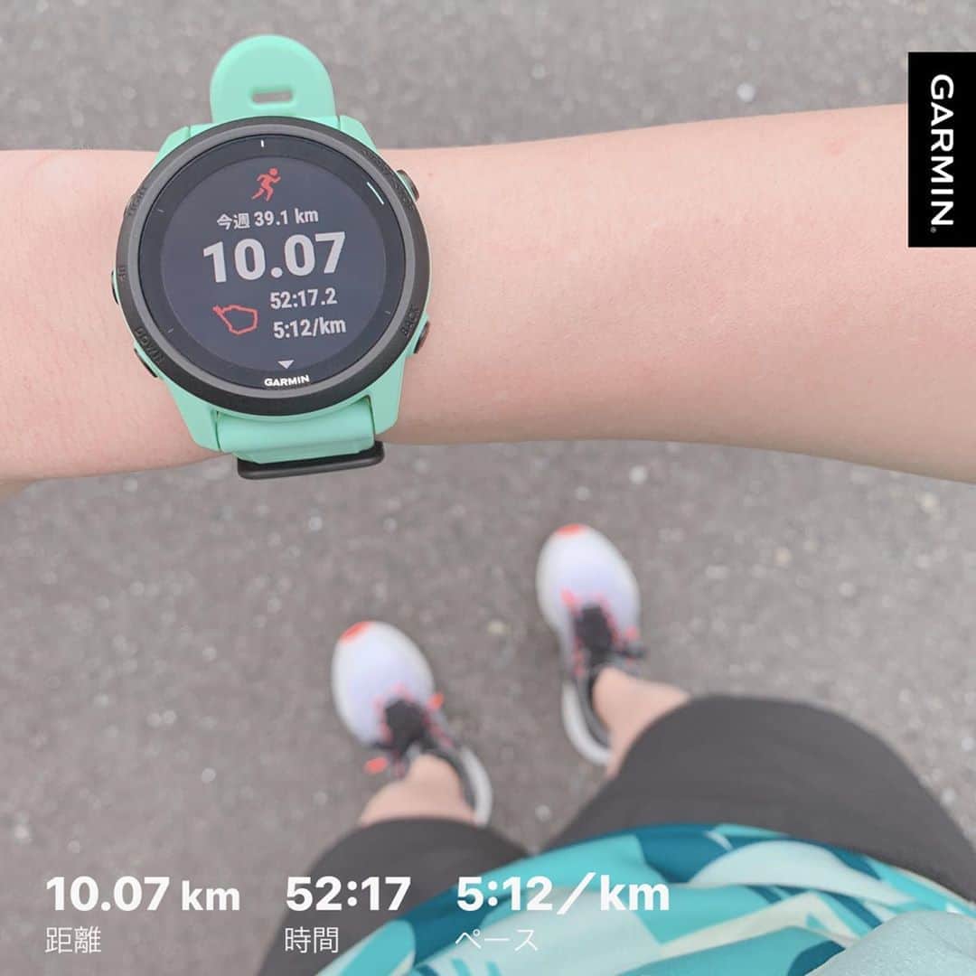 鈴木莉紗さんのインスタグラム写真 - (鈴木莉紗Instagram)「のんびりジョギング🏃‍♀️ 強度の高いことが続いたのでリカバリーに徹しています。 ・ #foreathlete745 でランニングモードを起動すると 自分のフィジカルレベルを維持するために最適なトレーニングプランを自動で教えてくれます。 (画像は数日前のもの) ・ 自分で練習メニューを全部考えるのは大変ですが、時計が指標を示してくれることでアレンジしやすいしバリエーションも広がる♪ ちなみにわたしはレース前、Garminが教えてくれた練習メニューを少し変えて19分30秒を切ることができました。 ・ 以前はパッと見でよくわからなかったトレーニング効果もGarminConnect(Garmin製品のアクティビティデータを管理する専用アプリ)を見ると解説がついていて、自分のアクティビティがどのようにカラダへ作用するのかも分るように。 ・ う〜ん❗️使えば使うほど、コレにして良かったって思うハズ #ガーミン #garmin #ランニングウォッチ #スマートウォッチ #ランニング #ランニング女子 #市民ランナー #ママランナー #ランニングママ #産後ダイエット #サブスリー」10月22日 16時25分 - suzuki__lisa
