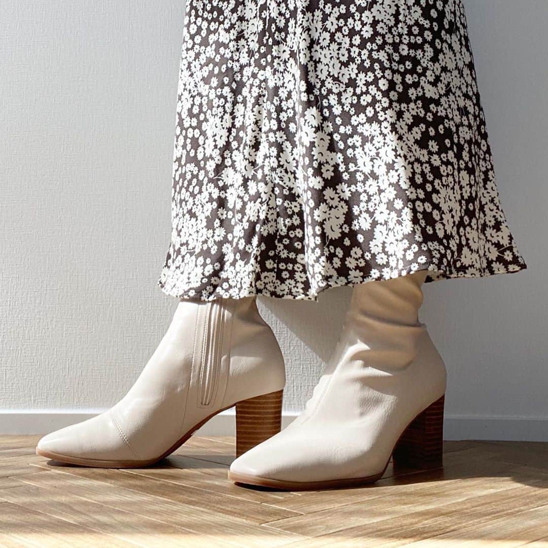 minminmaaaさんのインスタグラム写真 - (minminmaaaInstagram)「・ 欲しかったアイボリーのブーツは @tukn_official 👢 ・ ・ 伸縮性のあるすっごく柔らかいエコレザーで 靴下みたいな履き心地😳💓 ・ ・ 7cmヒールは久しぶりでしたが、 このブーツは本当に歩きやすい✨ ・ 24.5cmでLサイズがぴったりでした！ ・ ・ ウッドソールもポイントになってかわいいですよ☺️ 他にブラックとブラウンがありました❤️ ・ ・ ・ ・ #tukn #トゥクン #トゥクンなまいにち#ショートブーツ#ブーツ #置き画 #置き画くら部 #シンプルコーデ#着回し#大人カジュアル #秋コーデ#マキシスカート」10月22日 16時29分 - minminmaaa