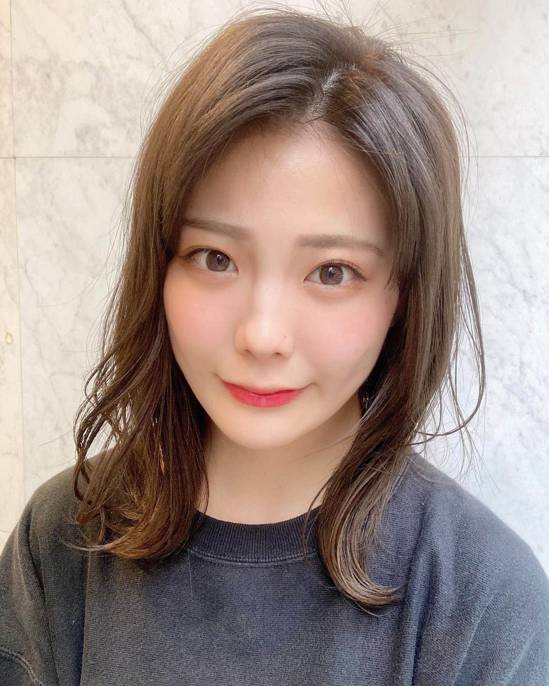 川村虹花のインスタグラム：「LOANA六本木さんで カラー＆トリートメントを やってもらいました💎 担当して下さった砂辺さんいわく モカージュらしいです🤎 かわいい色でお気に入りです🥺🙏🏻！！！ 髪の毛もサラッサラにして下さったので、動画もみてね！！  #loana #LOANA #六本木美容院」