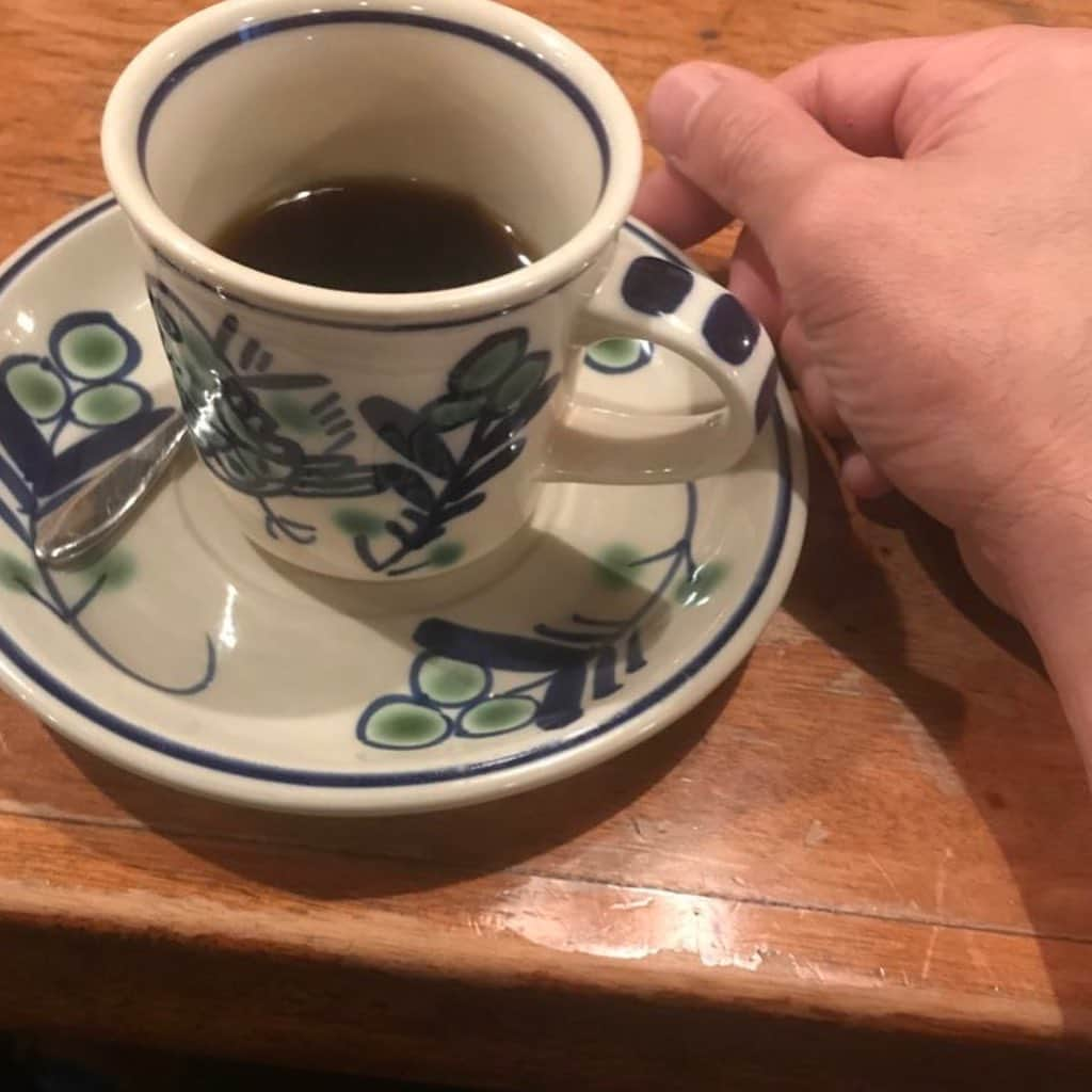 政宗さんのインスタグラム写真 - (政宗Instagram)「さてコーヒー飲んでジムに行って来るか  とふと視線を感じ  そちらを見たら  なんか見てる  怖ぇぇぇよぉ〜！  雰囲気良いお店なのに台無し  #政宗 #masamune #政宗選手 #prowrestling #prowrestler #プロレスラー  #fitness #physique #training #muscle #workout #bodybuilding #motivacion  #筋トレ #トレーニング #ジム #ダイエット  #ボディビル #肉体改造 #フィットネス #ワークアウト男子 #ワークアウト #フィジーク #deltoidworkout  #musculoskeletal #ボディメーク #ボディメイク #bodymake」10月22日 16時35分 - masamune___date