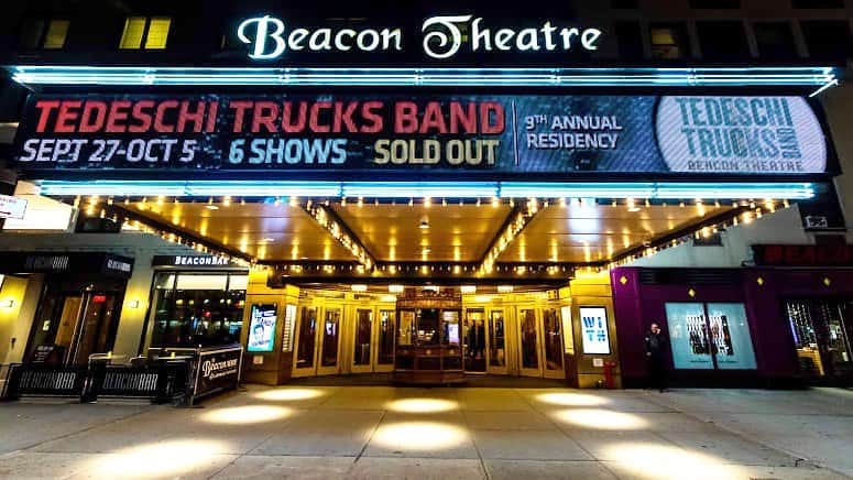 テデスキ・トラックス・バンドのインスタグラム：「Tonight at 8pm, relive a great show from the 2019 @beacontheatre run and support TTB’s band and crew while you do! Tune in at 8pm for two full sets of TTB music from October 4, 2019. Link in bio and enjoy the show!」