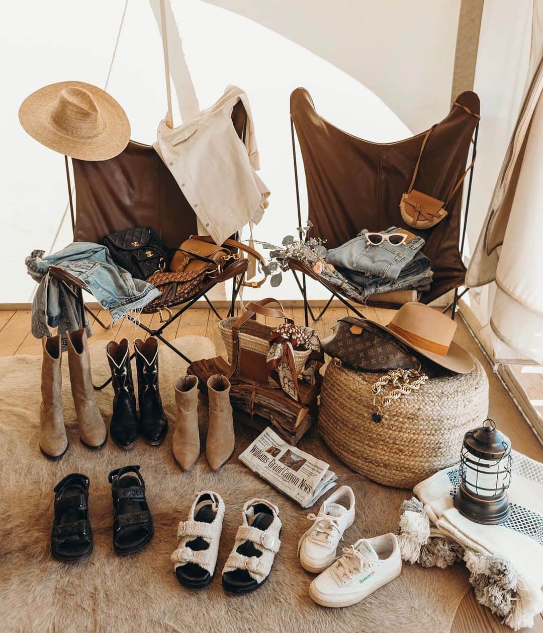 Collage Vintageのインスタグラム：「I missed taking photos of my travel closets 👜 This one is from my road trip to Grand Canyon past week ⛺️. Cowboy boots, sneakers, comfy sandals, jeans, hats and denim! #collagecloset 👉🏻 Check the blog for product links! Enlaces de los productos en el blog!」