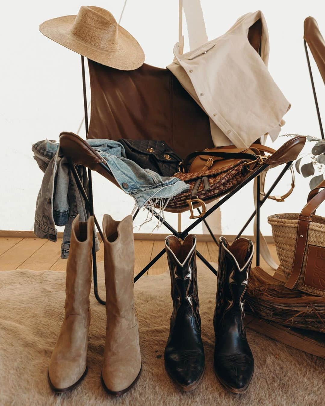 Collage Vintageさんのインスタグラム写真 - (Collage VintageInstagram)「I missed taking photos of my travel closets 👜 This one is from my road trip to Grand Canyon past week ⛺️. Cowboy boots, sneakers, comfy sandals, jeans, hats and denim! #collagecloset 👉🏻 Check the blog for product links! Enlaces de los productos en el blog!」10月23日 3時32分 - collagevintage