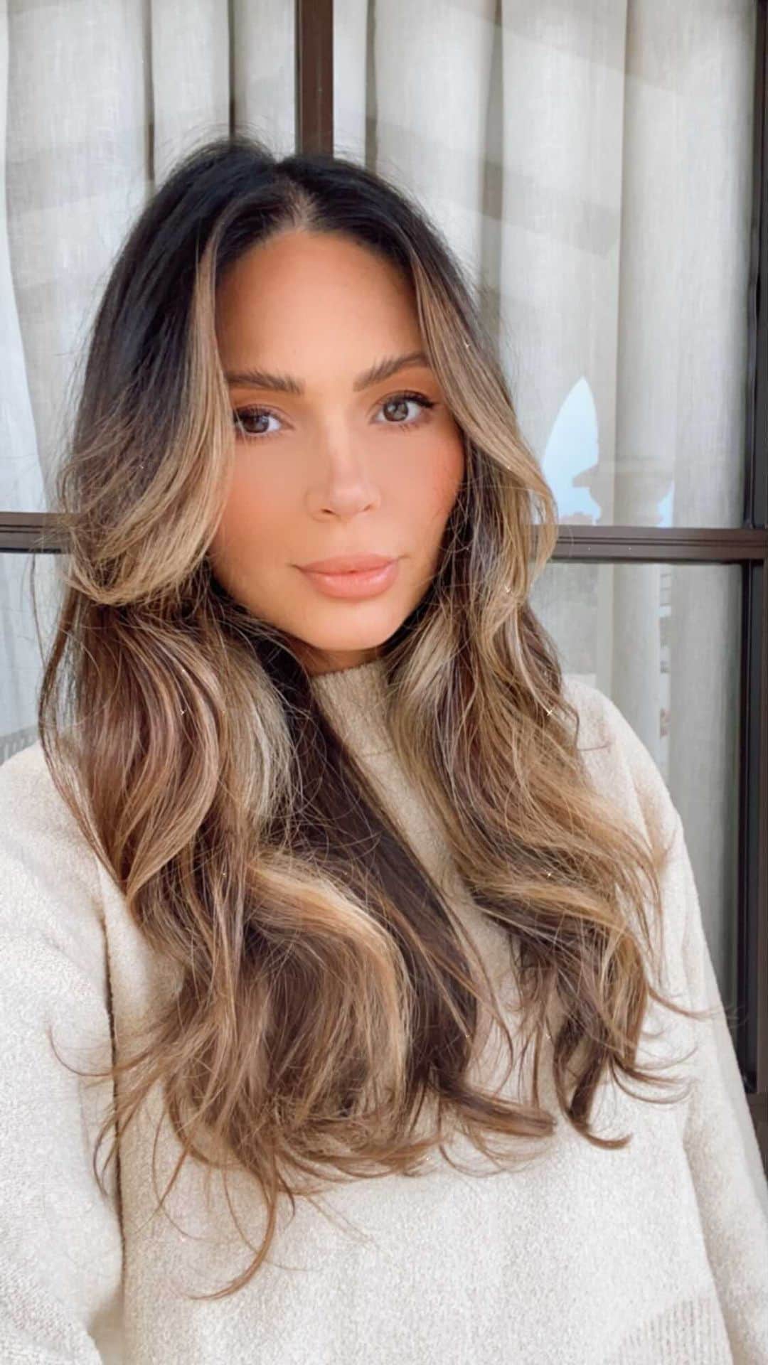 Marianna Hewittのインスタグラム：「Sooo I got curtain bangs ( cut + color @taunidawson )」