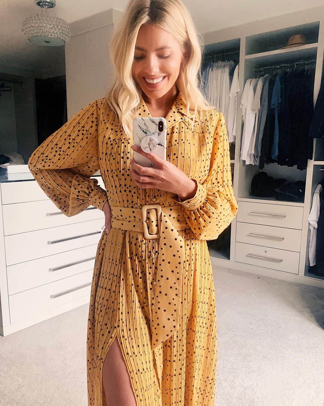 Mollie Kingさんのインスタグラム写真 - (Mollie KingInstagram)「I’ve been waiting to wear this dress out for ages, it’s my absolute favourite and with the rare sunshine today I think tonight’s the tonight! 💛   Dress: @byrotationofficial」10月23日 3時28分 - mollieking