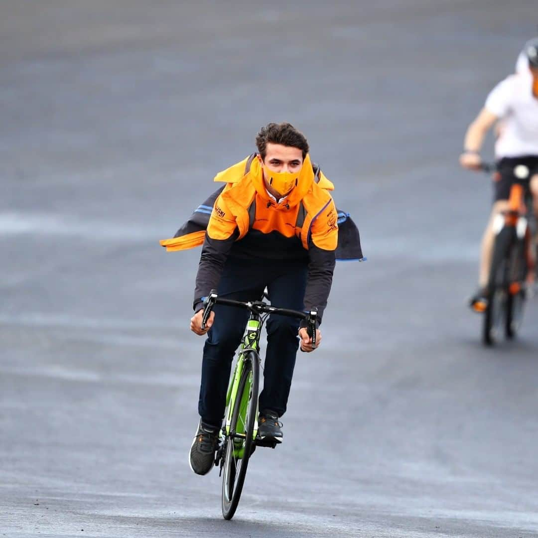 F1さんのインスタグラム写真 - (F1Instagram)「Cycling aero. It's a thing. 🚴‍♂️  #F1 #Formula1 #PortugueseGP #LandoNorris」10月23日 2時04分 - f1