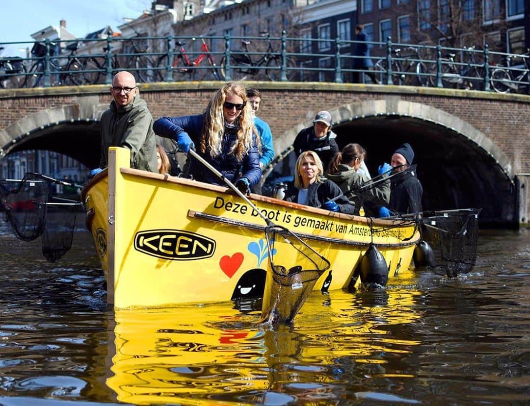 キーンさんのインスタグラム写真 - (キーンInstagram)「Simple actions can lead to meaningful change when we #VoteLove together.  Click the link in bio to learn about how our @keeneurope squad fished 119 kilograms (262 pounds) of litter from urban waterways and why we should all work to reduce single-use plastic consumption.」10月23日 2時05分 - keen