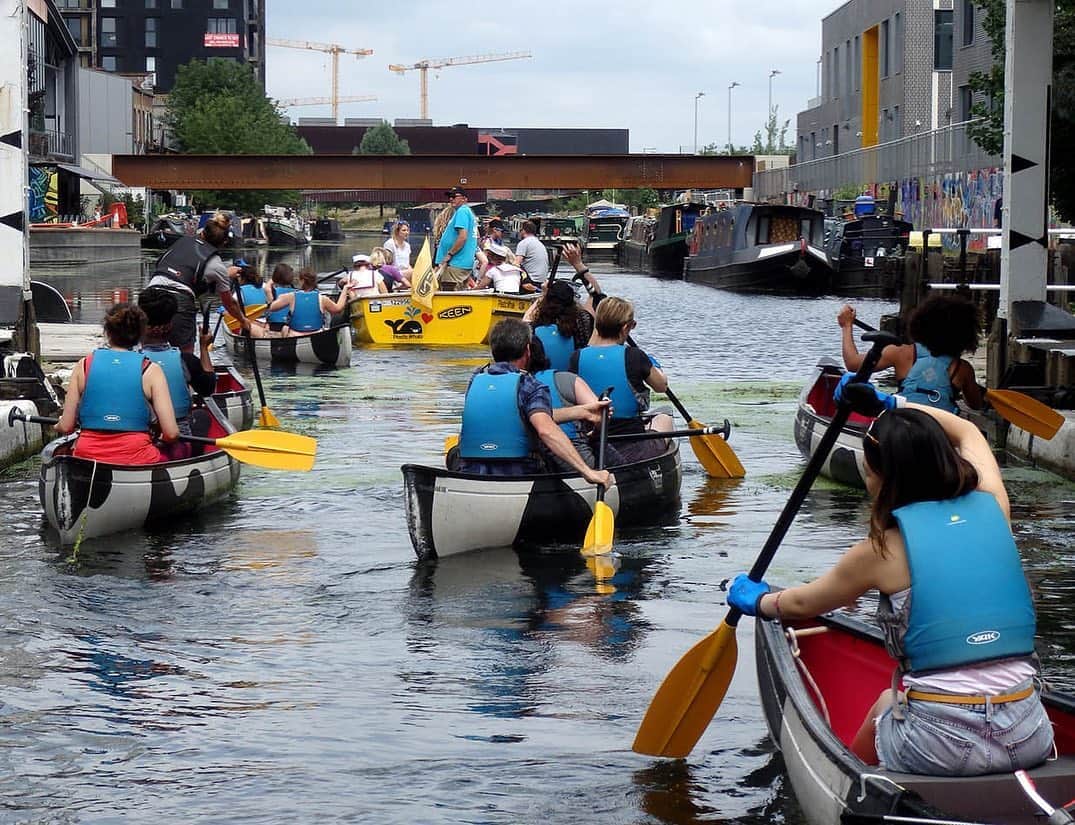 キーンさんのインスタグラム写真 - (キーンInstagram)「Simple actions can lead to meaningful change when we #VoteLove together.  Click the link in bio to learn about how our @keeneurope squad fished 119 kilograms (262 pounds) of litter from urban waterways and why we should all work to reduce single-use plastic consumption.」10月23日 2時05分 - keen