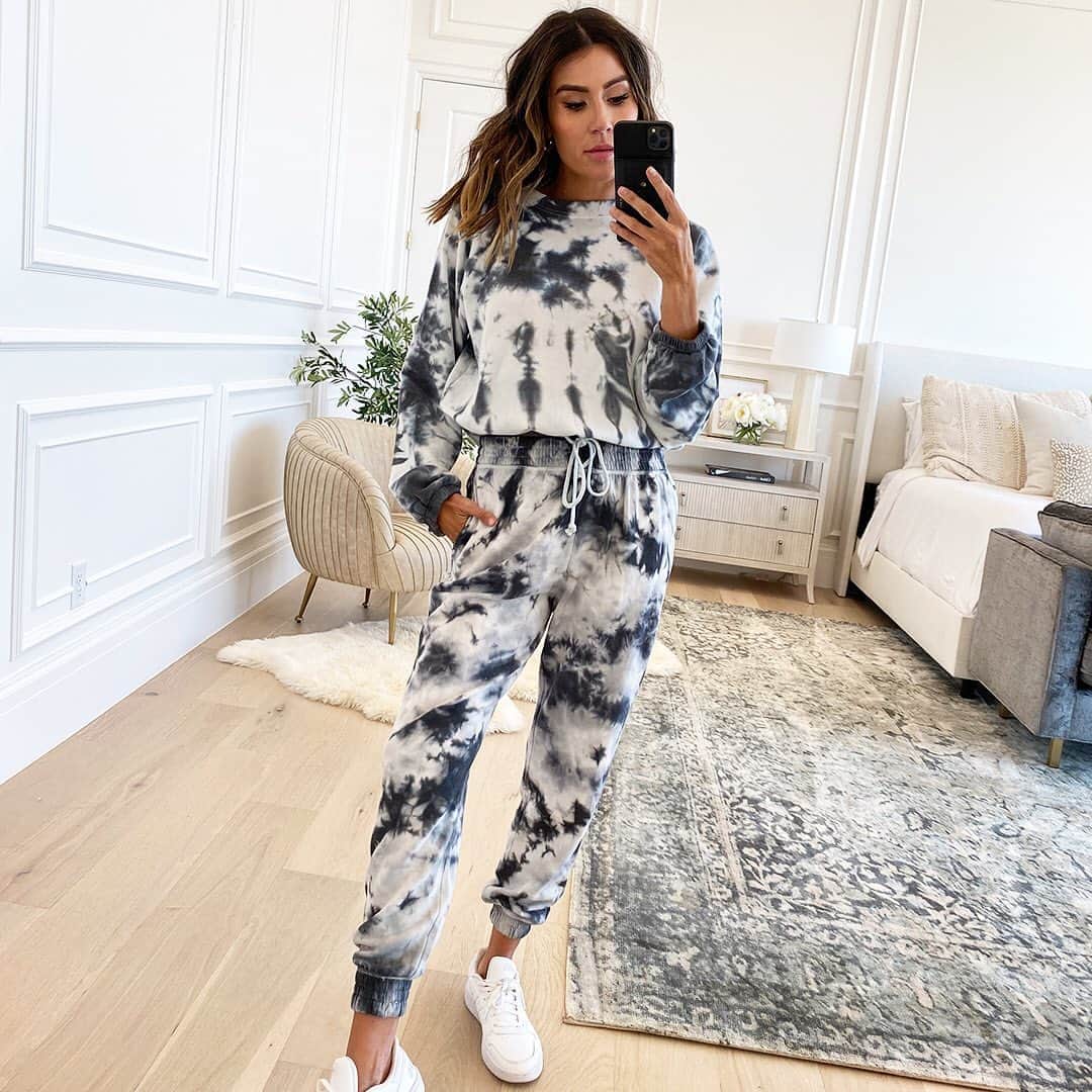 ロック&リパブリックのインスタグラム：「Win the tie-dye game. 🖤 Check out this look and more styled by @christineandrew for The Outfit Bar at Kohl’s. #Kohls #ootd」