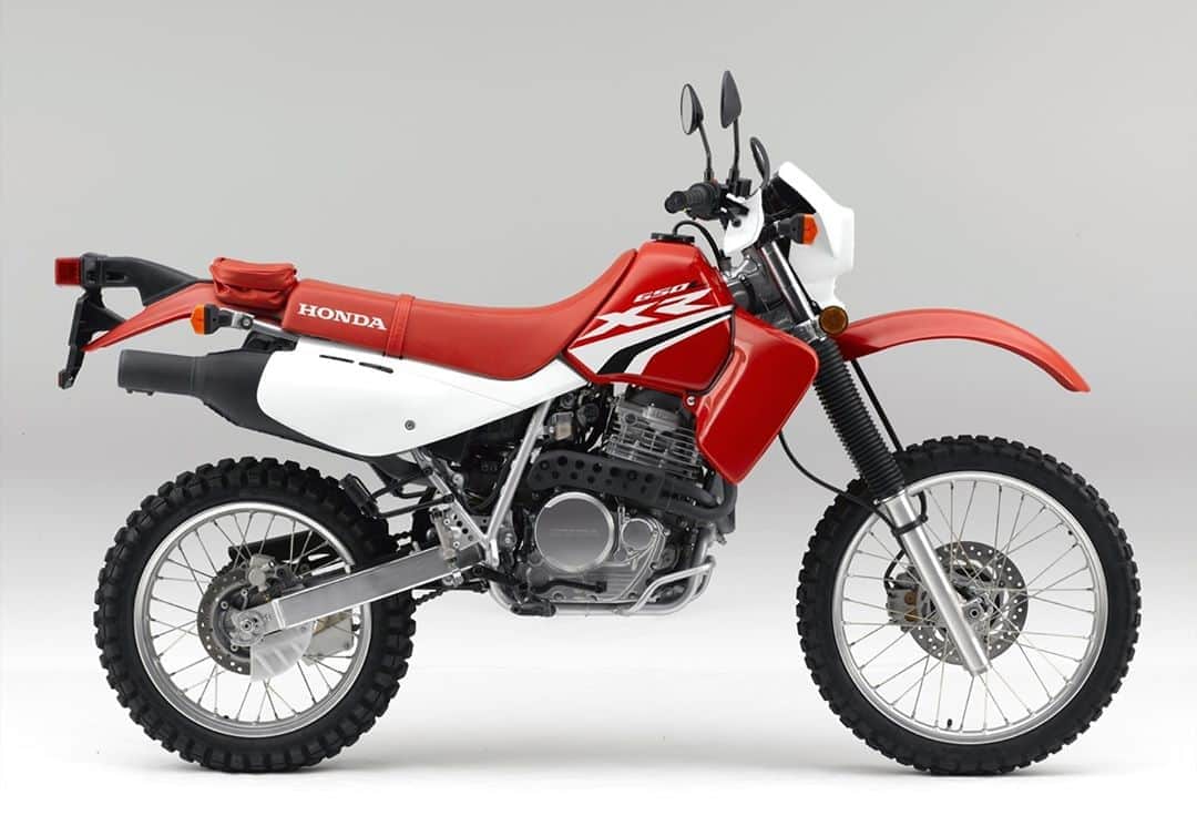 のインスタグラム：「2021 XR650L  Equally at home on dirt roads, single-track trails, highways and byways, the versatile dual-sport model opens the door to riding adventure like few motorcycles ever have. Have you ever been on one? #xr650l #betteronahonda」
