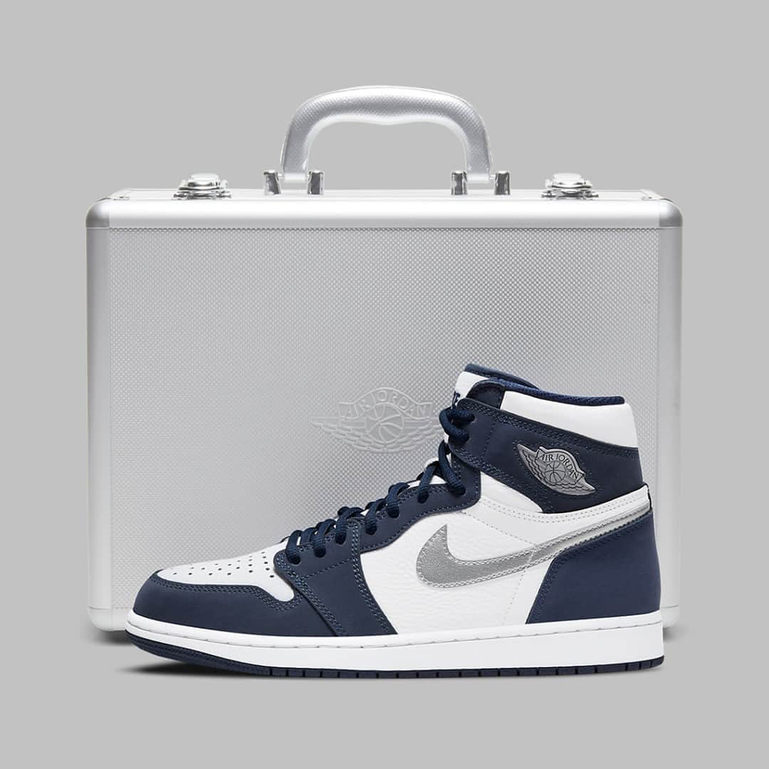 Sneaker Newsさんのインスタグラム写真 - (Sneaker NewsInstagram)「Much like the earlier silver pair, the upcoming Japan-exclusive Air Jordan 1 Retro High OG CO.JP "Midnight Navy" will come with silver suitcases. For more details, tap the link in our bio.」10月23日 2時02分 - sneakernews