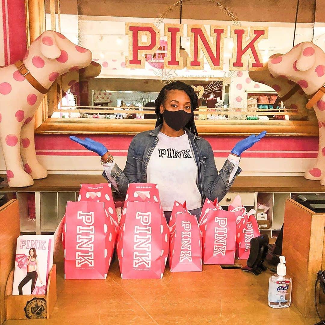 Victoria's Secret PINKさんのインスタグラム写真 - (Victoria's Secret PINKInstagram)「Together is our favorite place to be! We want you to feel comfortable when you’re shopping in our stores. Head to the link in our bio to learn more about our health & safety measures.」10月23日 2時02分 - vspink