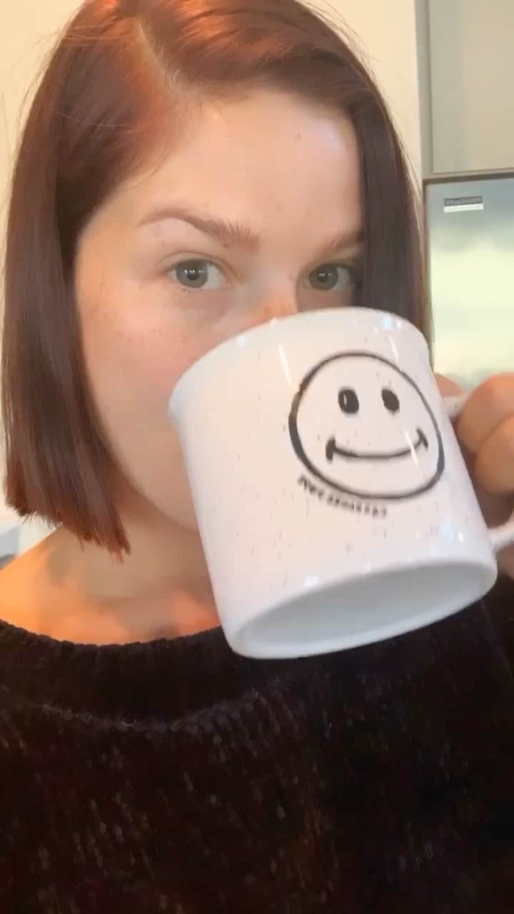 キャサディー・ポープのインスタグラム：「Happy Thursday everybody! Time to rise and shine...but first ☕️☕️☕️  Let's try something fun. Post your morning routine or how you've overcome a hardship with my song Rise and Shine. 🙂 I'd love to watch and leave a comment on them ❤️」