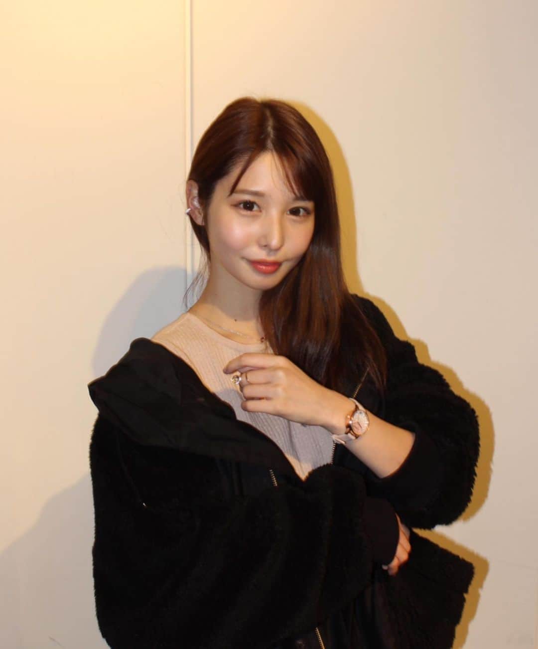 伊藤朱里のインスタグラム：「@beyondcool 様の御協賛で @14.showroom 様のSHOWROOMをお借りさせて頂きました！ 宇垣美里さんも着用された腕時計をメインにした普段とは違うコーデを選んでいただきました！✨  トップスの背中が空いていて背中を見せられます😋  黒のジャケットがほんとにかわいくて、、♥購入しようか迷ってます😂  青のスカートのプリーツは動きがあって綺麗で、ピンクのスニーカーは初めて履きましたがとっても可愛いかったです🥾✨  身長が150センチしかない私でも綺麗に着こなせてお気に入りでした💕  アウター　　#H.UNIT インナー  #BRISEMY スカート  #LalliaMu スニーカー  #UMBRO 時計  #OLIVIABURTON」