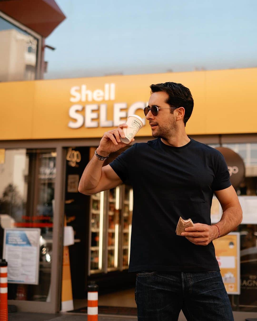 Sezgin YILMAZのインスタグラム：「Taze çekirdekten çekilmiş kahvelere karşı koyamıyorum 🤤 O yüzden @shellturkiye ’nin önünden her geçişimde küçük bi mola verip deli2go kahvelerden alıyorum ☕️ Ee yanında bi de sandviç? 😉 #dahaiyibiryolculuğa #500SelectMarket」