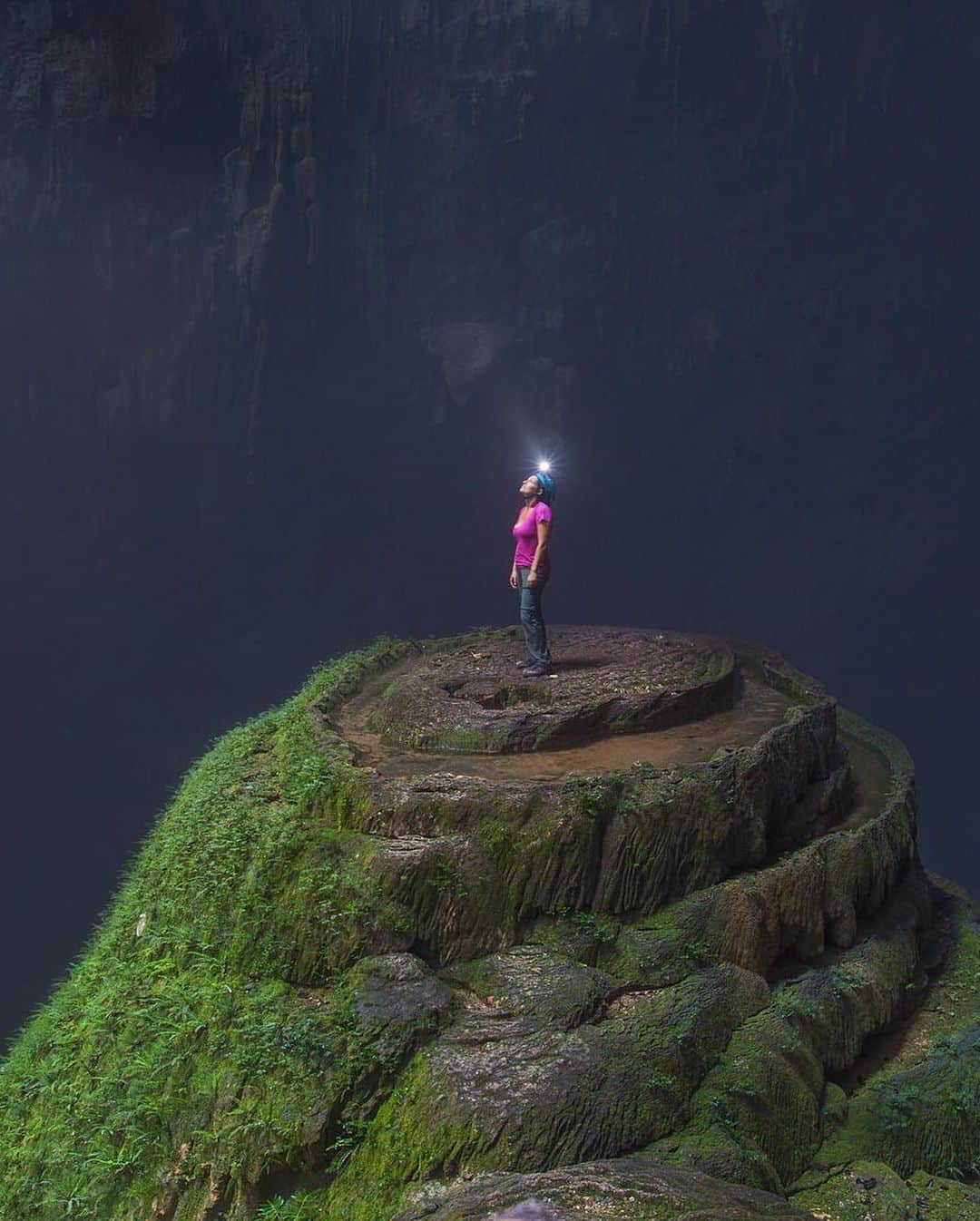 Lonely Planetさんのインスタグラム写真 - (Lonely PlanetInstagram)「Vietnam offers a dizzying platter of breathtaking natural wonders. Don’t you agree?  Gorgeous landscapes appear at every turn and you can hardly go wrong with any outdoor itinerary.   Tap the link in our bio to discover Vietnam’s 10 best natural wonders.  Featured destinations: 1️⃣Halong Bay 2️⃣Hang Son Doong 3️⃣Ban Gioc Waterfall  4️⃣Ba Be National Park  5️⃣Mui Ne Sand Dunes」10月23日 2時15分 - lonelyplanet