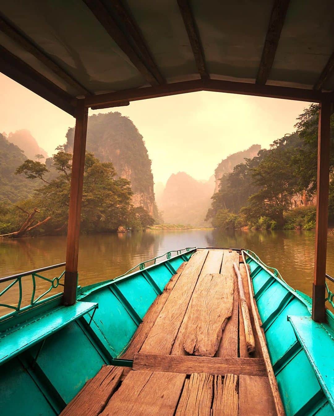 Lonely Planetさんのインスタグラム写真 - (Lonely PlanetInstagram)「Vietnam offers a dizzying platter of breathtaking natural wonders. Don’t you agree?  Gorgeous landscapes appear at every turn and you can hardly go wrong with any outdoor itinerary.   Tap the link in our bio to discover Vietnam’s 10 best natural wonders.  Featured destinations: 1️⃣Halong Bay 2️⃣Hang Son Doong 3️⃣Ban Gioc Waterfall  4️⃣Ba Be National Park  5️⃣Mui Ne Sand Dunes」10月23日 2時15分 - lonelyplanet