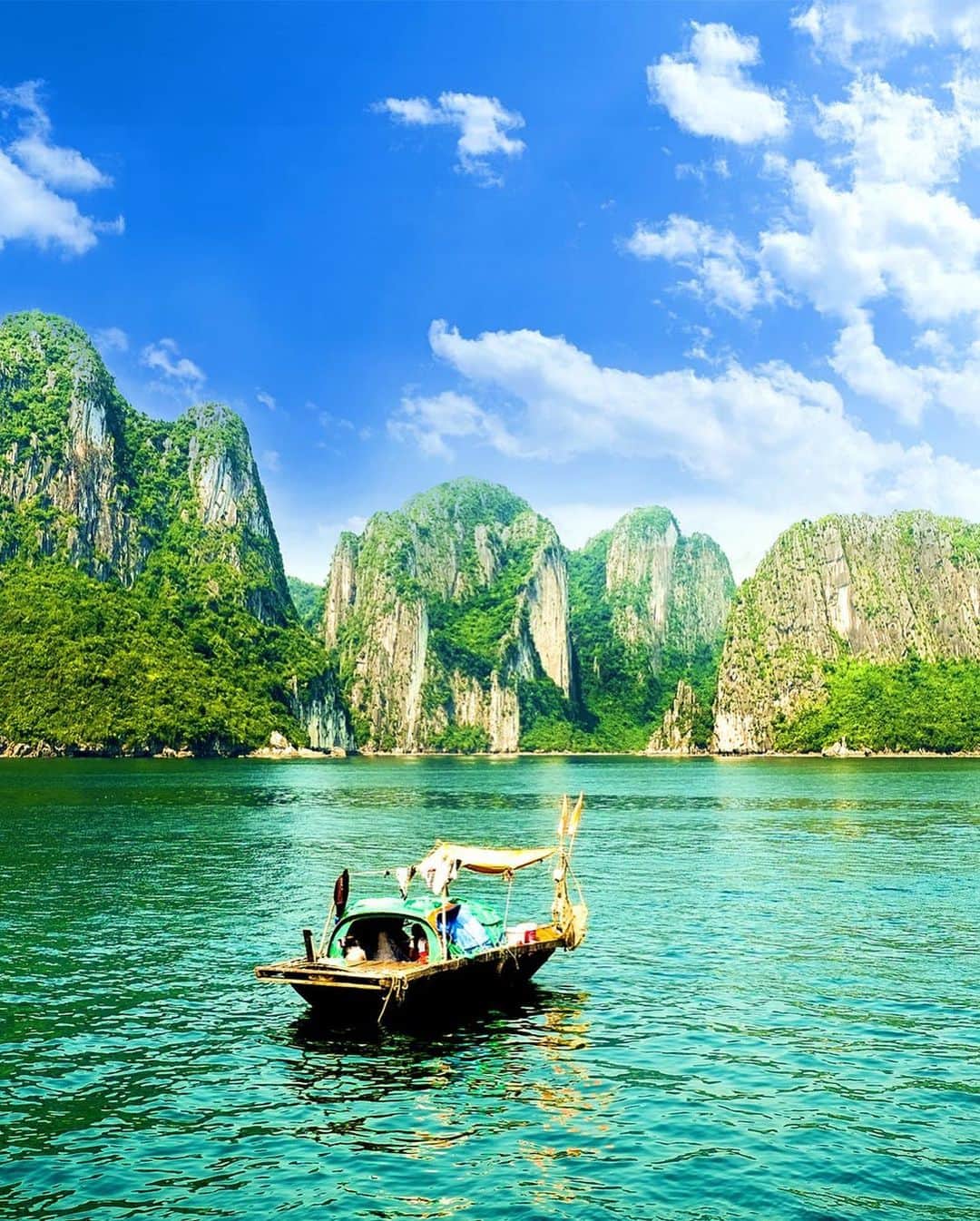 Lonely Planetさんのインスタグラム写真 - (Lonely PlanetInstagram)「Vietnam offers a dizzying platter of breathtaking natural wonders. Don’t you agree?  Gorgeous landscapes appear at every turn and you can hardly go wrong with any outdoor itinerary.   Tap the link in our bio to discover Vietnam’s 10 best natural wonders.  Featured destinations: 1️⃣Halong Bay 2️⃣Hang Son Doong 3️⃣Ban Gioc Waterfall  4️⃣Ba Be National Park  5️⃣Mui Ne Sand Dunes」10月23日 2時15分 - lonelyplanet