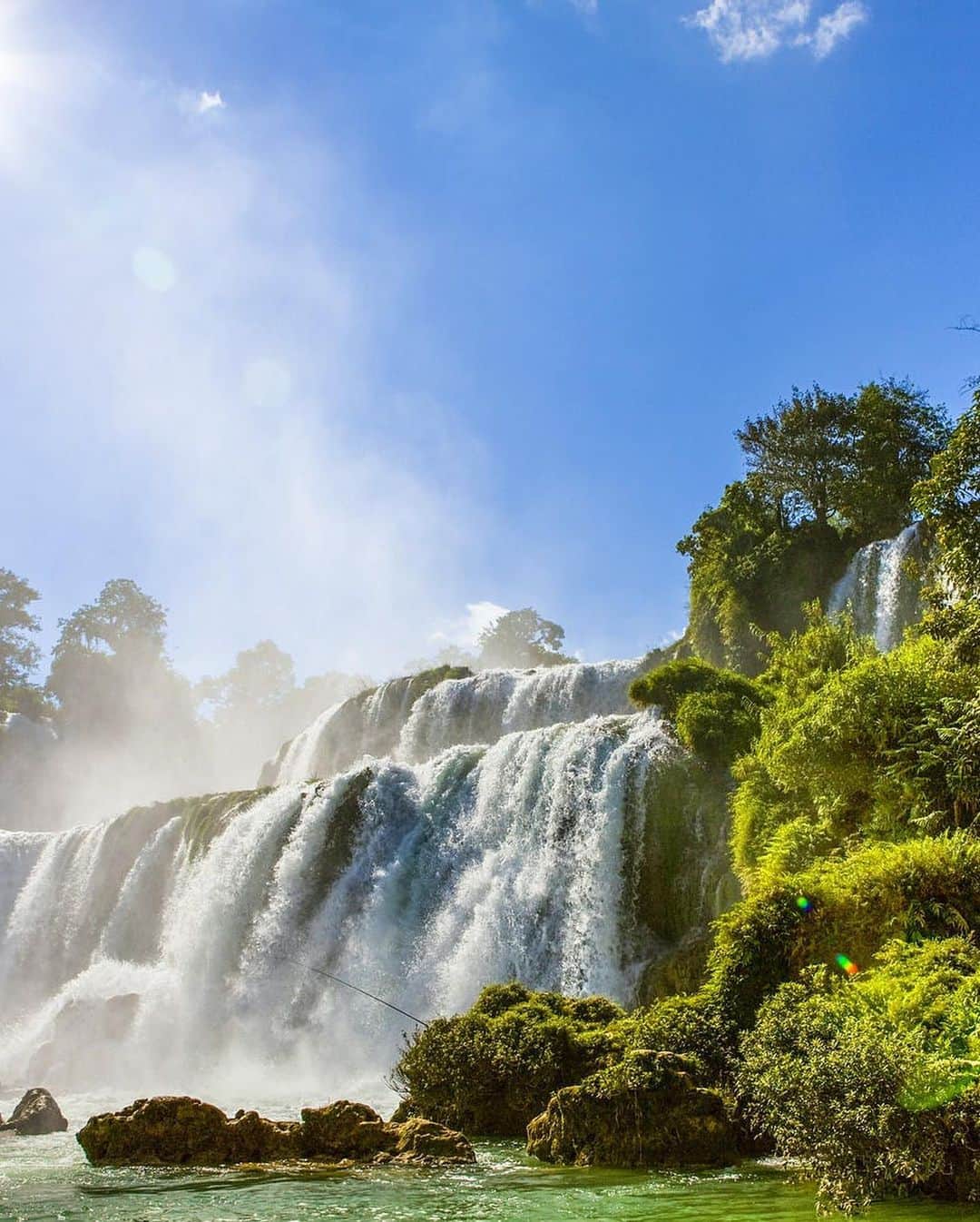 Lonely Planetさんのインスタグラム写真 - (Lonely PlanetInstagram)「Vietnam offers a dizzying platter of breathtaking natural wonders. Don’t you agree?  Gorgeous landscapes appear at every turn and you can hardly go wrong with any outdoor itinerary.   Tap the link in our bio to discover Vietnam’s 10 best natural wonders.  Featured destinations: 1️⃣Halong Bay 2️⃣Hang Son Doong 3️⃣Ban Gioc Waterfall  4️⃣Ba Be National Park  5️⃣Mui Ne Sand Dunes」10月23日 2時15分 - lonelyplanet