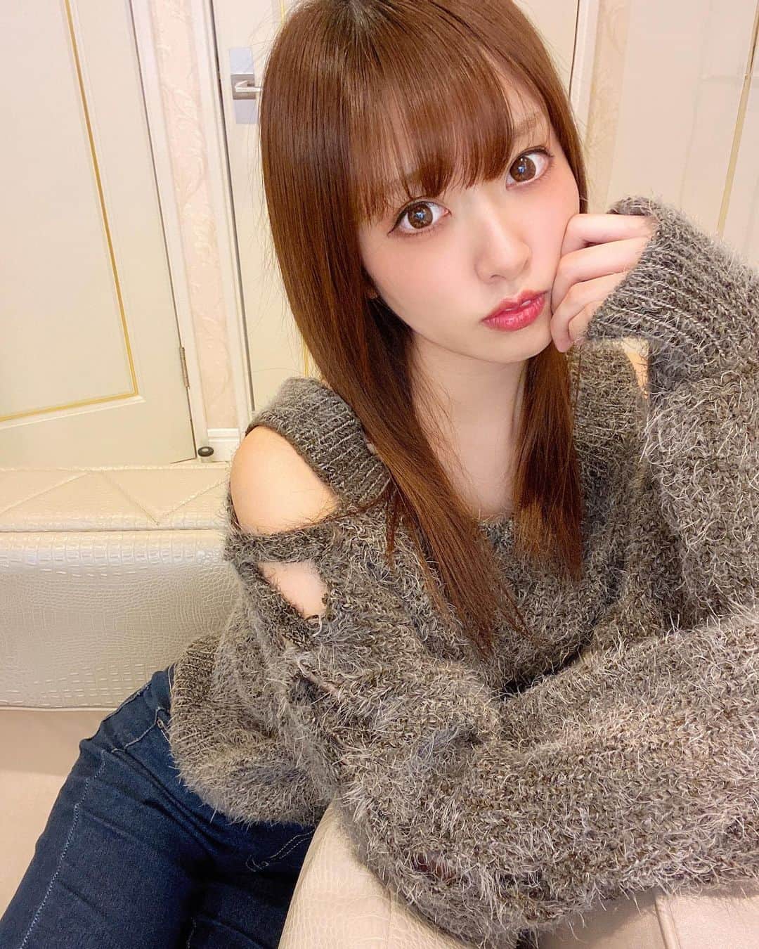 のインスタグラム：「. . ギャルっぽい服で気に入ってる♡ . 肩出しで冬は寒いから 今の時期いっぱい着る〜！ .  .  .  #コスプレイヤー#モデル#アイドル#被写体#ポートレート #自撮り#自撮り女子#model#idol#cosplayer#cosplaygirl#japanesegirl#portrait#followme#instafollowme」