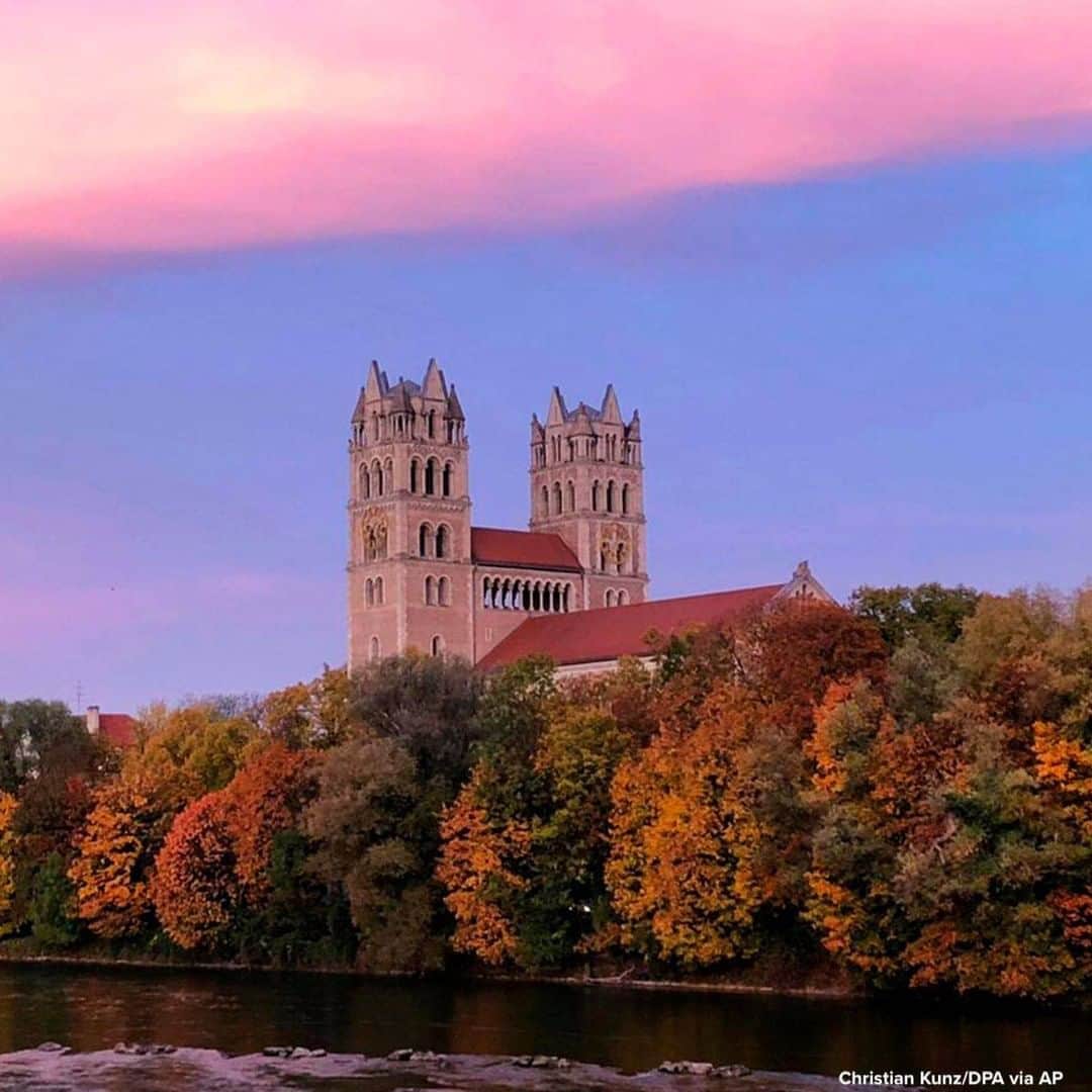 ABC Newsさんのインスタグラム写真 - (ABC NewsInstagram)「Colorful sunrise pictured above river ‘Isar’ and the catholic parish church St. Maximilian in Munich, Germany.」10月23日 2時18分 - abcnews