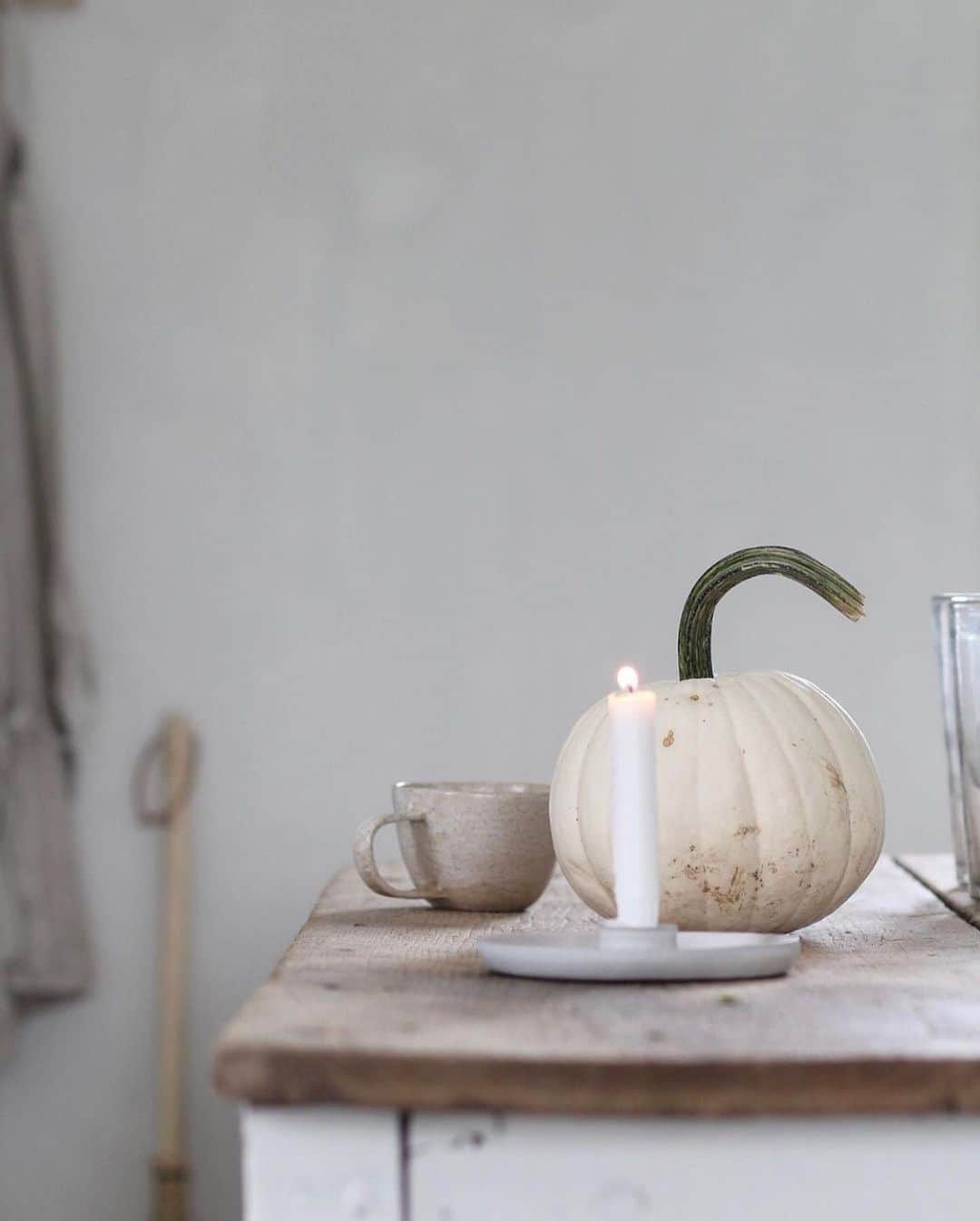 FOLKのインスタグラム：「I love the way @countyroadliving captures the simple moments. You can read more about her love of baking and growing up with “garden dinners” in our fall issue. It’s really a beautiful piece. #liveauthentic」