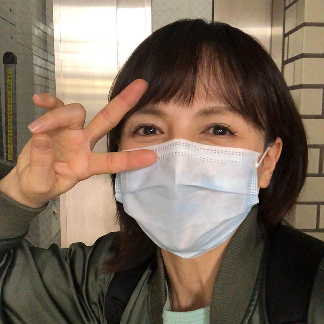 いとうまい子のインスタグラム：「大学からの帰り、地下鉄を降りて改札階へ上がるエレベーターに向かって歩いていたら、丁度ドアが開き、数名降りてきたので、閉まる前に乗ろう！と、15mくらいダッシュ‼️でも…たどり着く前に最後の紳士が出てきたので、あぁ〜ダメだ間に合わない…と諦めかけた時、その紳士が外に出て上がるボタンを押して待ってて下さったのです‼️ なんてこと！なんてことー！ 大都会の真ん中でこんなに親切で素敵な紳士がいるのか⁉️と涙が出そうになったけど、お礼だけは忘れずに！との思いで「ありがとうございます〜💕」と言いながらエレベーターに駆け込んだら、びっくりしたようにお目目をパチクリ👀 ちょっと大きな声を出しすぎたかな…ごめんなさい🙇‍♀️ そして、本当にありがとうございました😊💕 今日も素敵な1日となりました♪ #今日もついてる #親切な紳士 #涙が出そう #嬉しい #幸せ #いとうまい子」