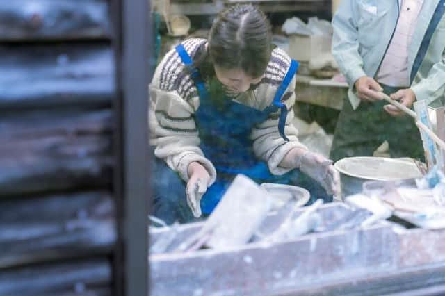 工藤沙織さんのインスタグラム写真 - (工藤沙織Instagram)「【初めての陶芸体験】  愛知県北設楽郡設楽町の名倉にある、高森鳳翔さんが主宰する「ガンジャラ窯」で初めての陶芸体験をしてきました🌸  はじめは力加減やどのような手順で器ができるのかがわからなかったのですが、高森さんに教えていただきながらも自分の作りたいと思っていた器を二つ作ることができました^ ^  出来上がりがとても楽しみです。  目の前の器をどのように形作るかだけを考えて集中する時間は瞑想のようで心地よく感じました。  今回ですっかり陶芸にハマってしまったのでまた是非体験したいと思っています。  今回陶芸を教えてくださった高森さんは日本で最も美しい設楽町の星空を映した、銀河ブルーの焼き物なども製作していらっしゃるとのこと。  またこのネックレスもとても素敵なのでまた別の投稿でご紹介させてくださいね。  普段は陶芸教室は行っていないようですが、相談があれば対応して頂けるそうです。ご興味がある方は私までご連絡くださいね。^ ^  素晴らしい体験をありがとうございました✨  ●ブランド×ファッション×地域の魅力創生イベント JAPAN TIARAの髙森雄登さん×naguraそらのしたprojectのコラボイベントで、日本のハイブランドの社長を歴任したベルナール・サンドロンさん、ミラノファッションウィークを始め、国内外で活躍するモデルの工藤沙織さん、美と健康をテーマに美しい女性を世界に発信続けているプロデューサーの比嘉美佐子さん、日本の各地に撮影の名所を作り続けている舘林佳史さん、JAPAN TIARAの髙森雄登さんをゲストに、地域の名所を撮影し、魅力を語り、国内外に発信していくフォトツーリズム型イベントです。特別ゲストとして、第一線で活躍するダンサーのHINATAさんもパフォーマンスを披露しました。 . #陶芸体験 #陶芸 #japanesemodel #名倉 #地域創生 #まちおこし #愛知県 #自然 #natural #japaneseculture #陶芸女子」10月23日 2時30分 - sally.kudo