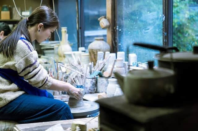 工藤沙織さんのインスタグラム写真 - (工藤沙織Instagram)「【初めての陶芸体験】  愛知県北設楽郡設楽町の名倉にある、高森鳳翔さんが主宰する「ガンジャラ窯」で初めての陶芸体験をしてきました🌸  はじめは力加減やどのような手順で器ができるのかがわからなかったのですが、高森さんに教えていただきながらも自分の作りたいと思っていた器を二つ作ることができました^ ^  出来上がりがとても楽しみです。  目の前の器をどのように形作るかだけを考えて集中する時間は瞑想のようで心地よく感じました。  今回ですっかり陶芸にハマってしまったのでまた是非体験したいと思っています。  今回陶芸を教えてくださった高森さんは日本で最も美しい設楽町の星空を映した、銀河ブルーの焼き物なども製作していらっしゃるとのこと。  またこのネックレスもとても素敵なのでまた別の投稿でご紹介させてくださいね。  普段は陶芸教室は行っていないようですが、相談があれば対応して頂けるそうです。ご興味がある方は私までご連絡くださいね。^ ^  素晴らしい体験をありがとうございました✨  ●ブランド×ファッション×地域の魅力創生イベント JAPAN TIARAの髙森雄登さん×naguraそらのしたprojectのコラボイベントで、日本のハイブランドの社長を歴任したベルナール・サンドロンさん、ミラノファッションウィークを始め、国内外で活躍するモデルの工藤沙織さん、美と健康をテーマに美しい女性を世界に発信続けているプロデューサーの比嘉美佐子さん、日本の各地に撮影の名所を作り続けている舘林佳史さん、JAPAN TIARAの髙森雄登さんをゲストに、地域の名所を撮影し、魅力を語り、国内外に発信していくフォトツーリズム型イベントです。特別ゲストとして、第一線で活躍するダンサーのHINATAさんもパフォーマンスを披露しました。 . #陶芸体験 #陶芸 #japanesemodel #名倉 #地域創生 #まちおこし #愛知県 #自然 #natural #japaneseculture #陶芸女子」10月23日 2時30分 - sally.kudo