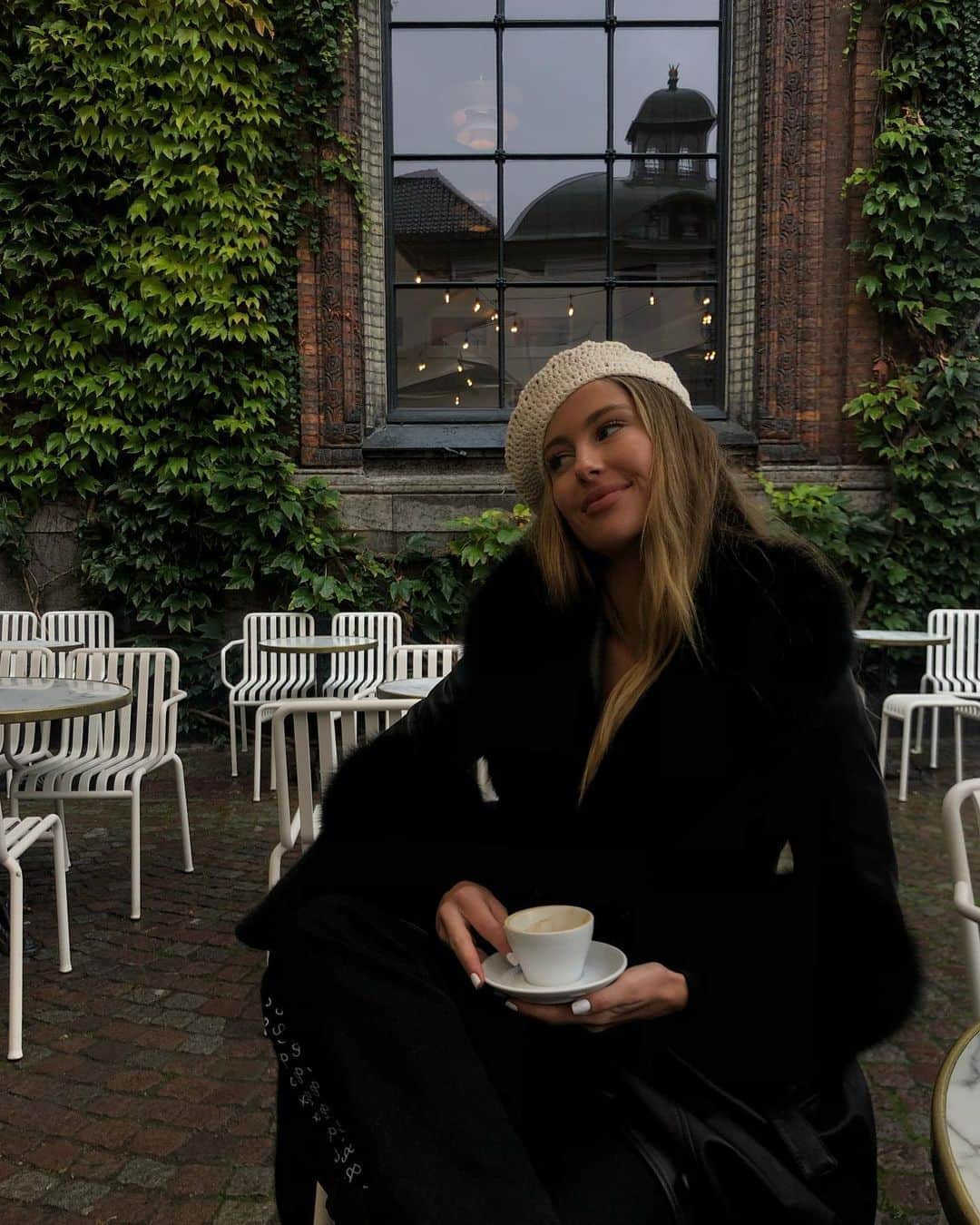 Mathilde Goehlerのインスタグラム：「Coffee and talks 🖤 *reklame/brands tagged」
