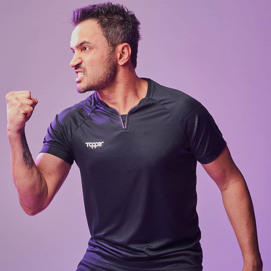 アレッサンドロ・ローザ・ヴィエイラのインスタグラム：「Com intensidade e dedicação a chance de dar errado é zerada!   O que você está fazendo para conquistar o seu sonho?   Para o melhor desempenho em quadra, acesse topper.com.br e deixe a @topperbrasil fazer parte do seu dia a dia!」